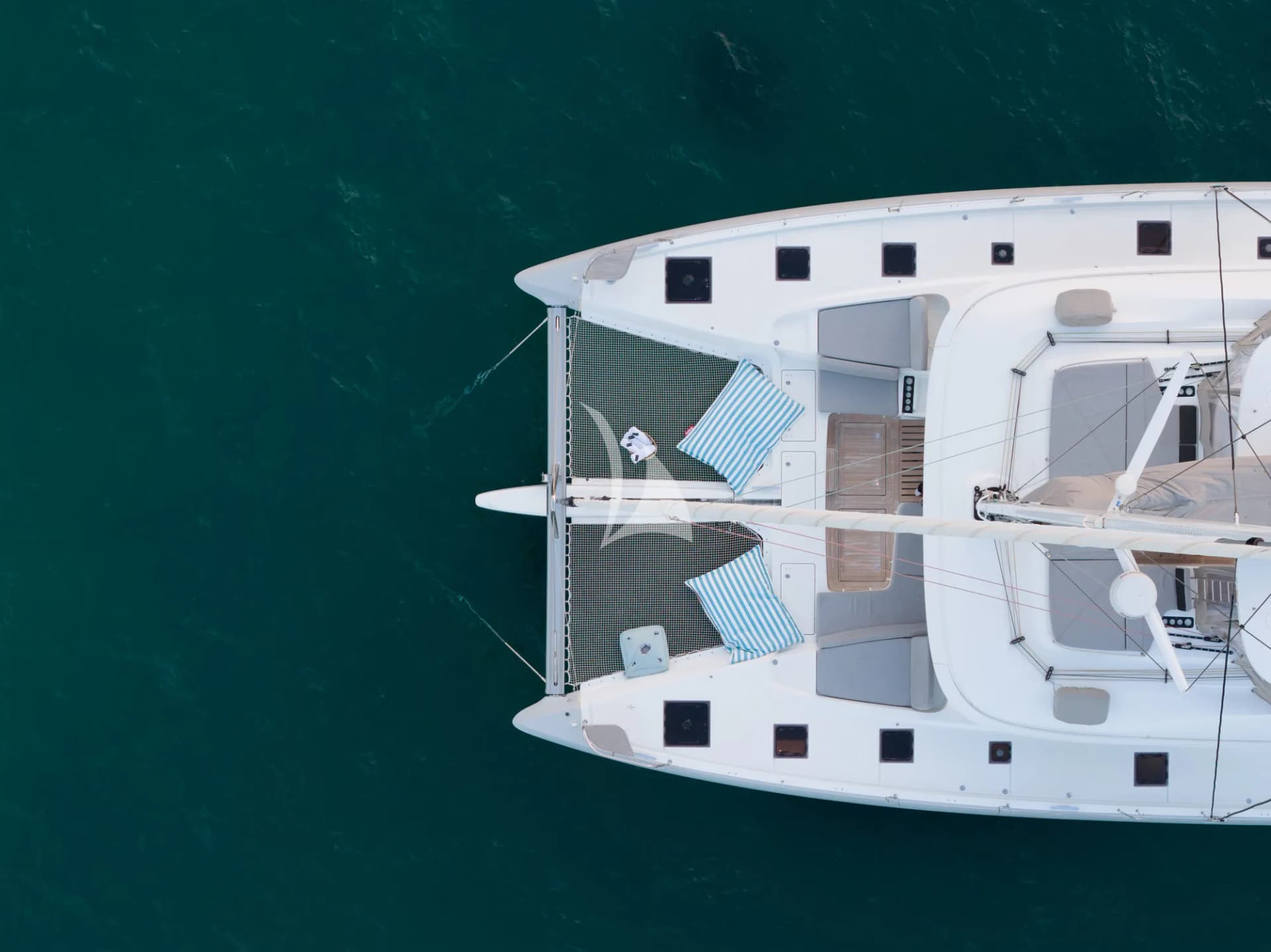 LADY M – Exterior