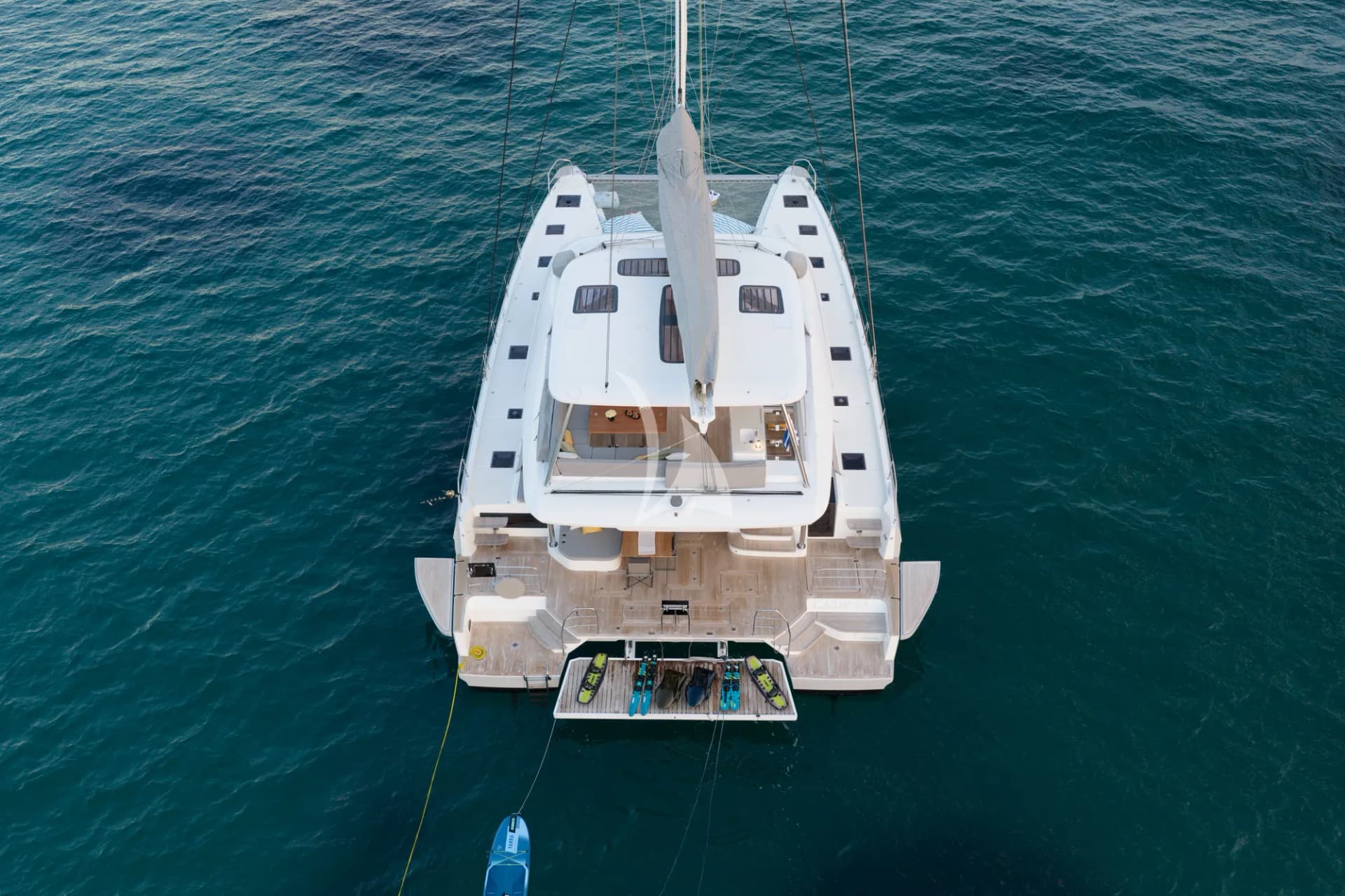 LADY M – Exterior