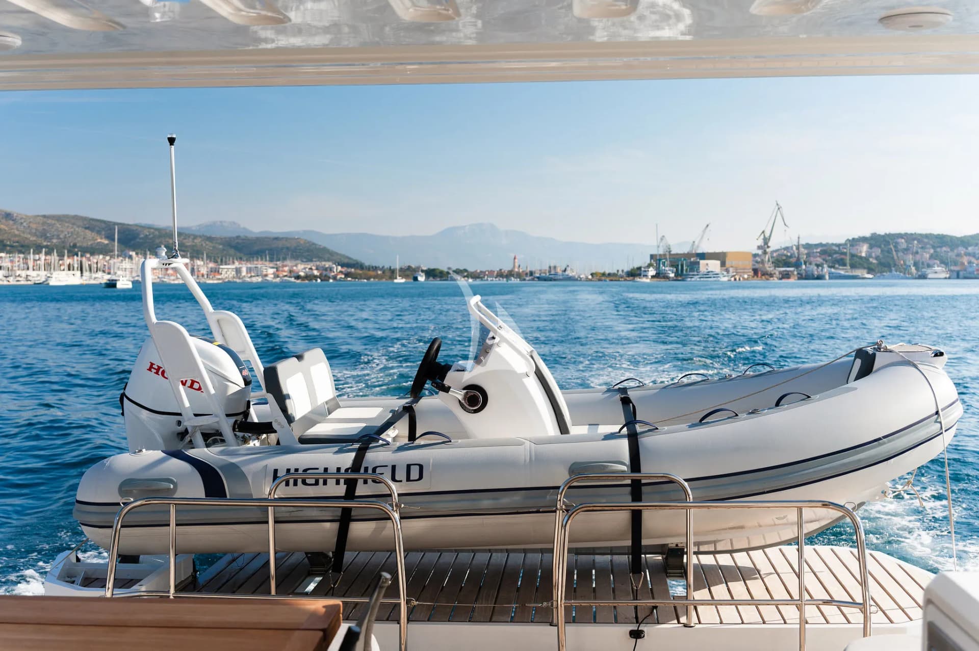 LADY M – Exterior