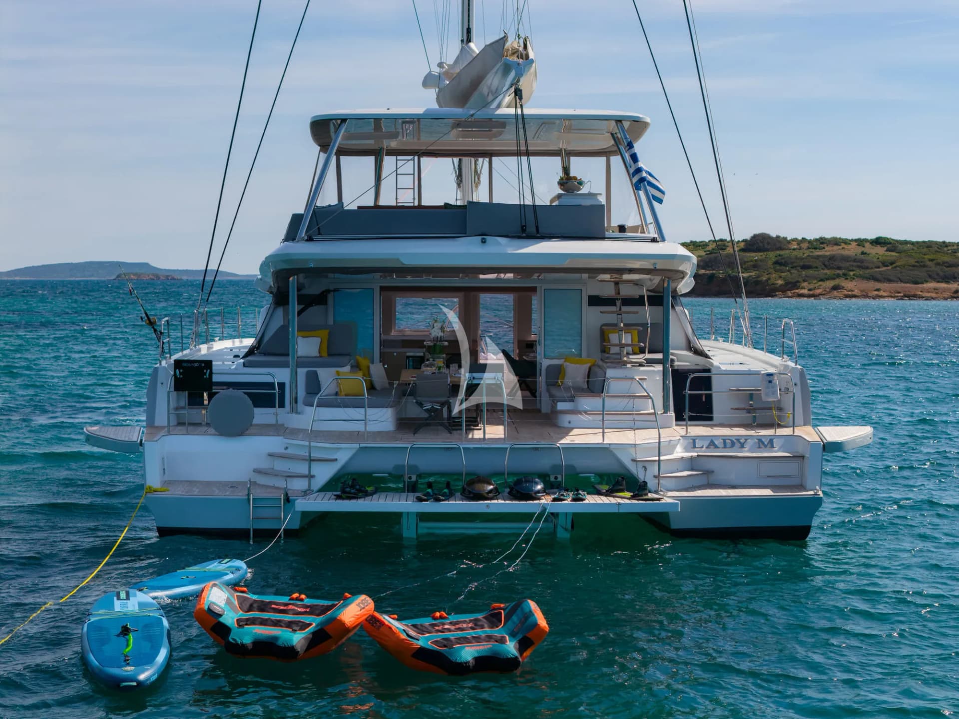 LADY M – Exterior