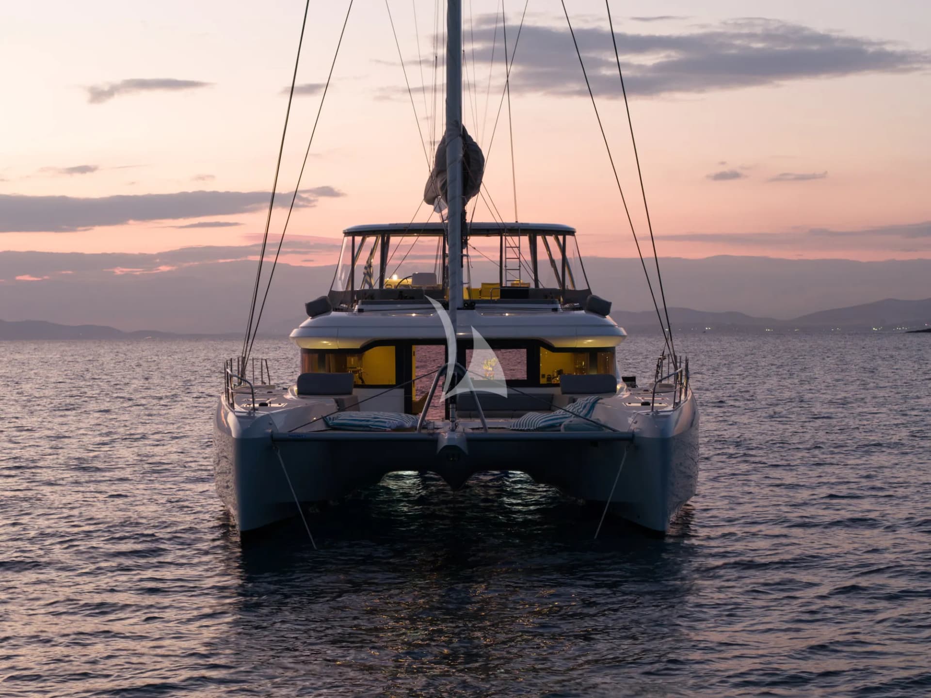 LADY M – Exterior