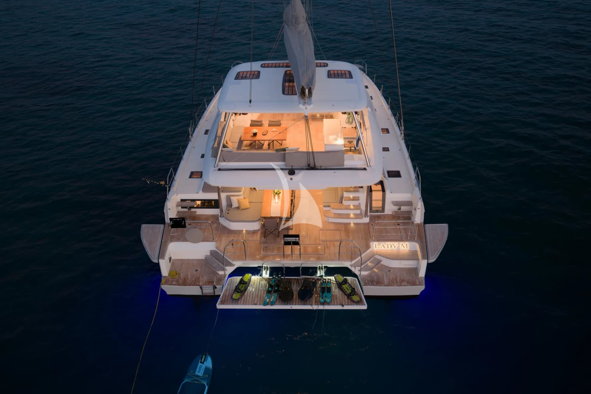 LADY M – Exterior