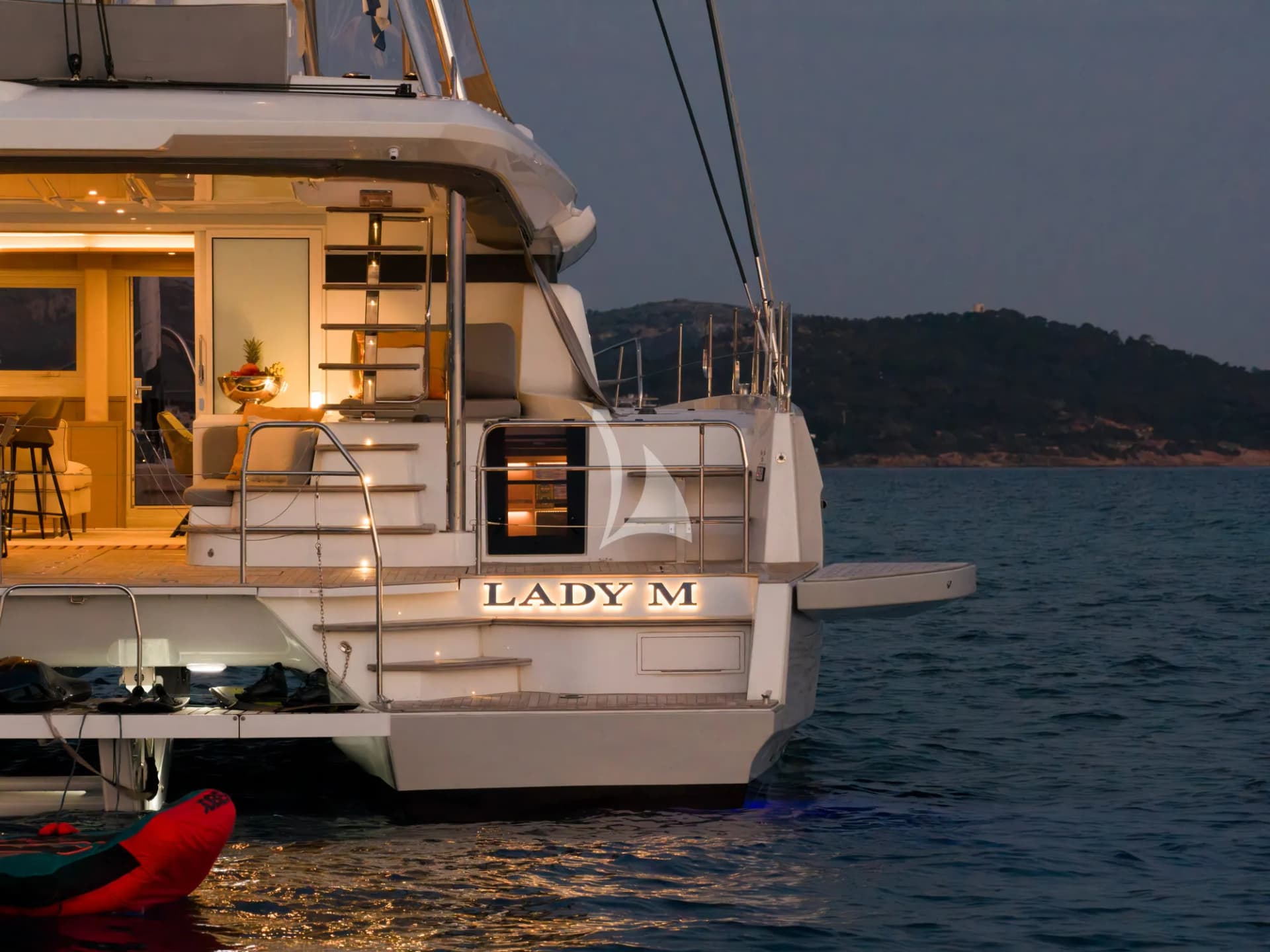 LADY M – Exterior
