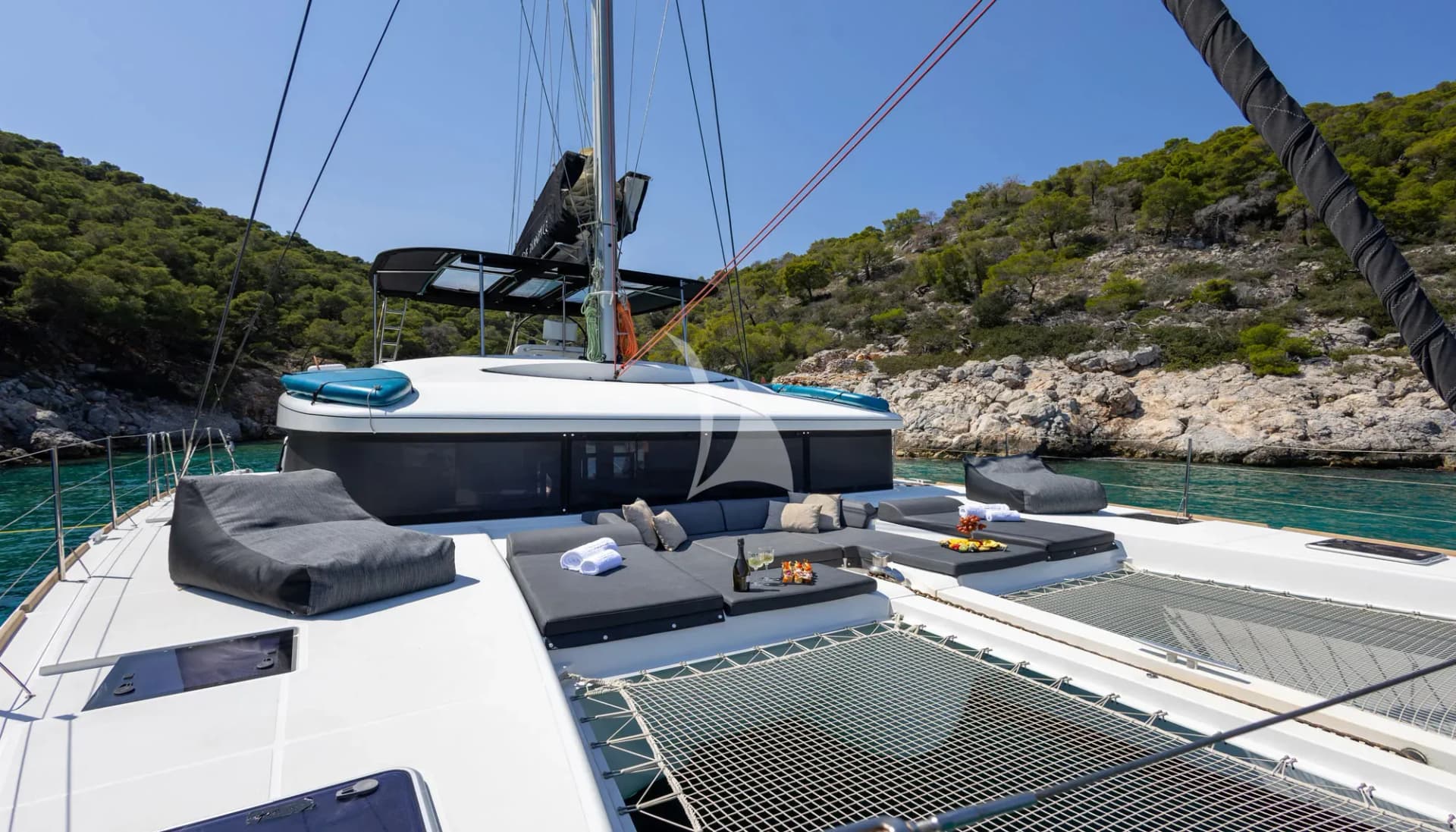QUEEN OF DIAMONDS – Exterior