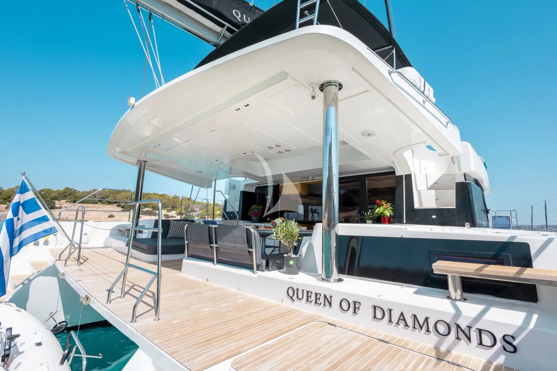 QUEEN OF DIAMONDS – Exterior