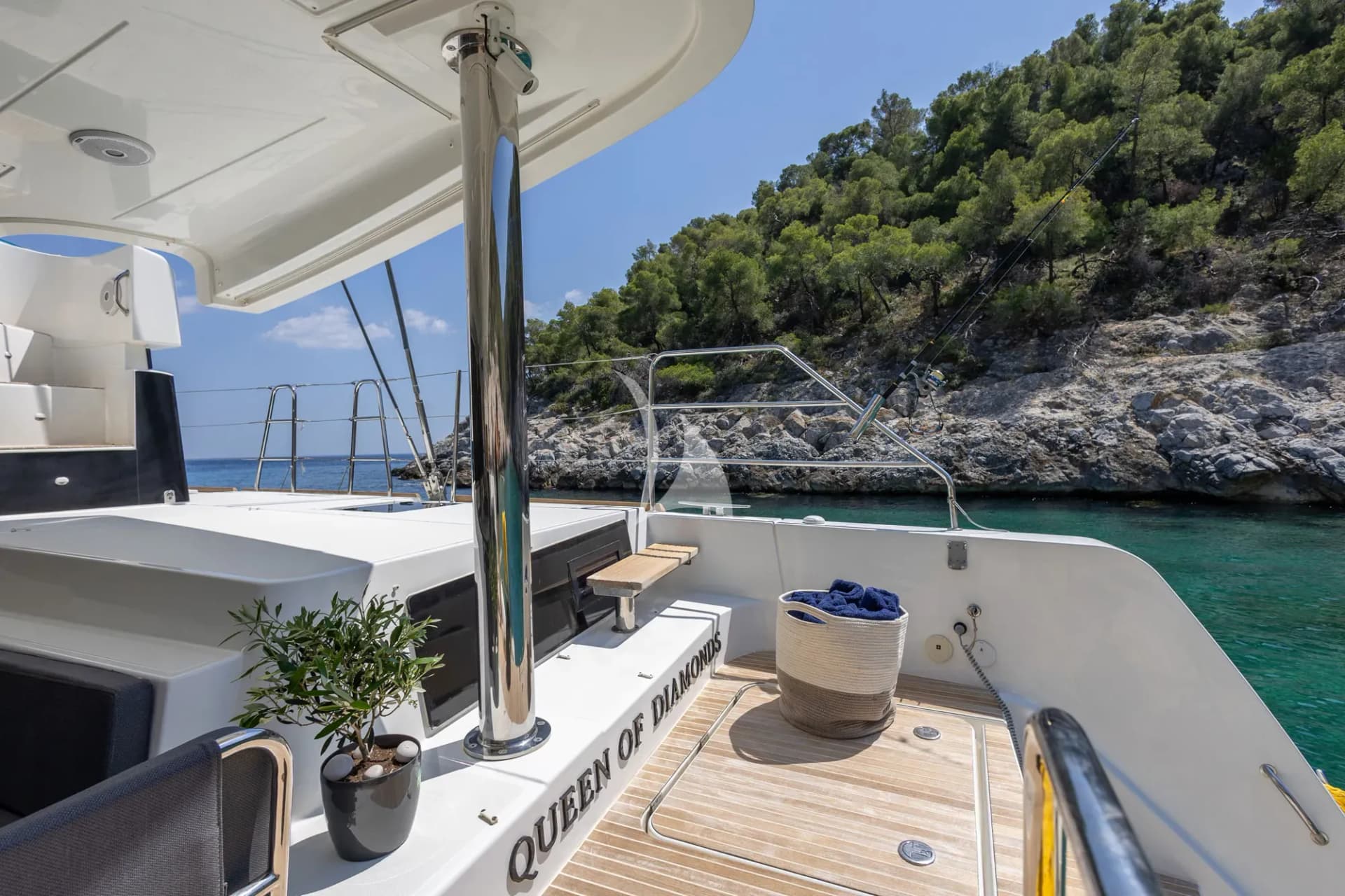QUEEN OF DIAMONDS – Exterior