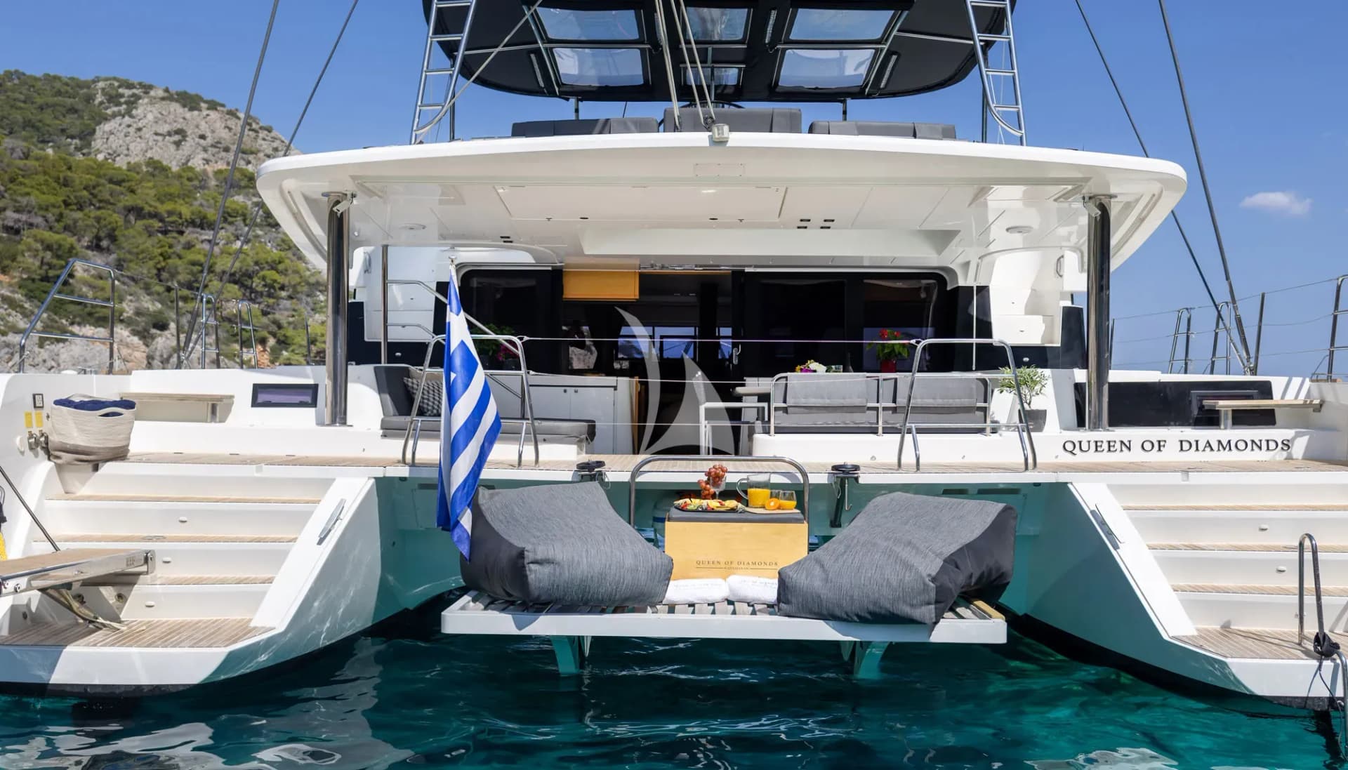 QUEEN OF DIAMONDS – Exterior