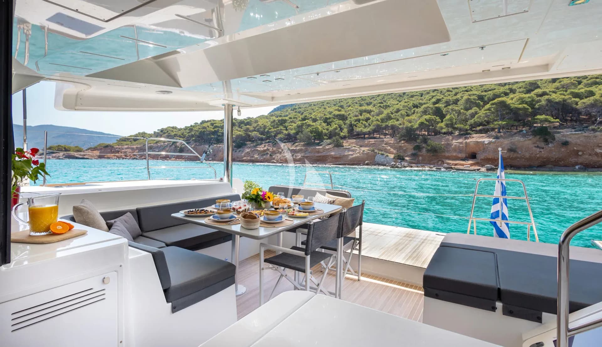 QUEEN OF DIAMONDS – Exterior
