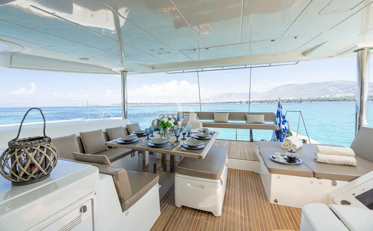 ROYAL FLUSH – Exterior