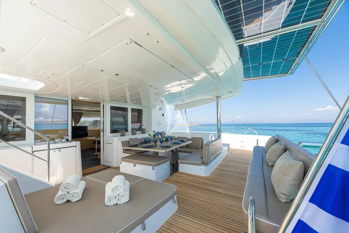 ROYAL FLUSH – Exterior