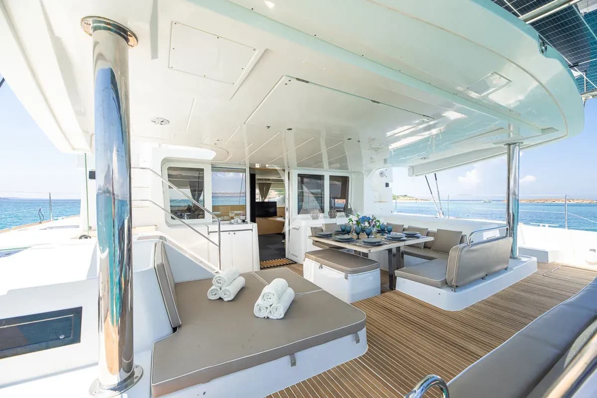 ROYAL FLUSH – Exterior