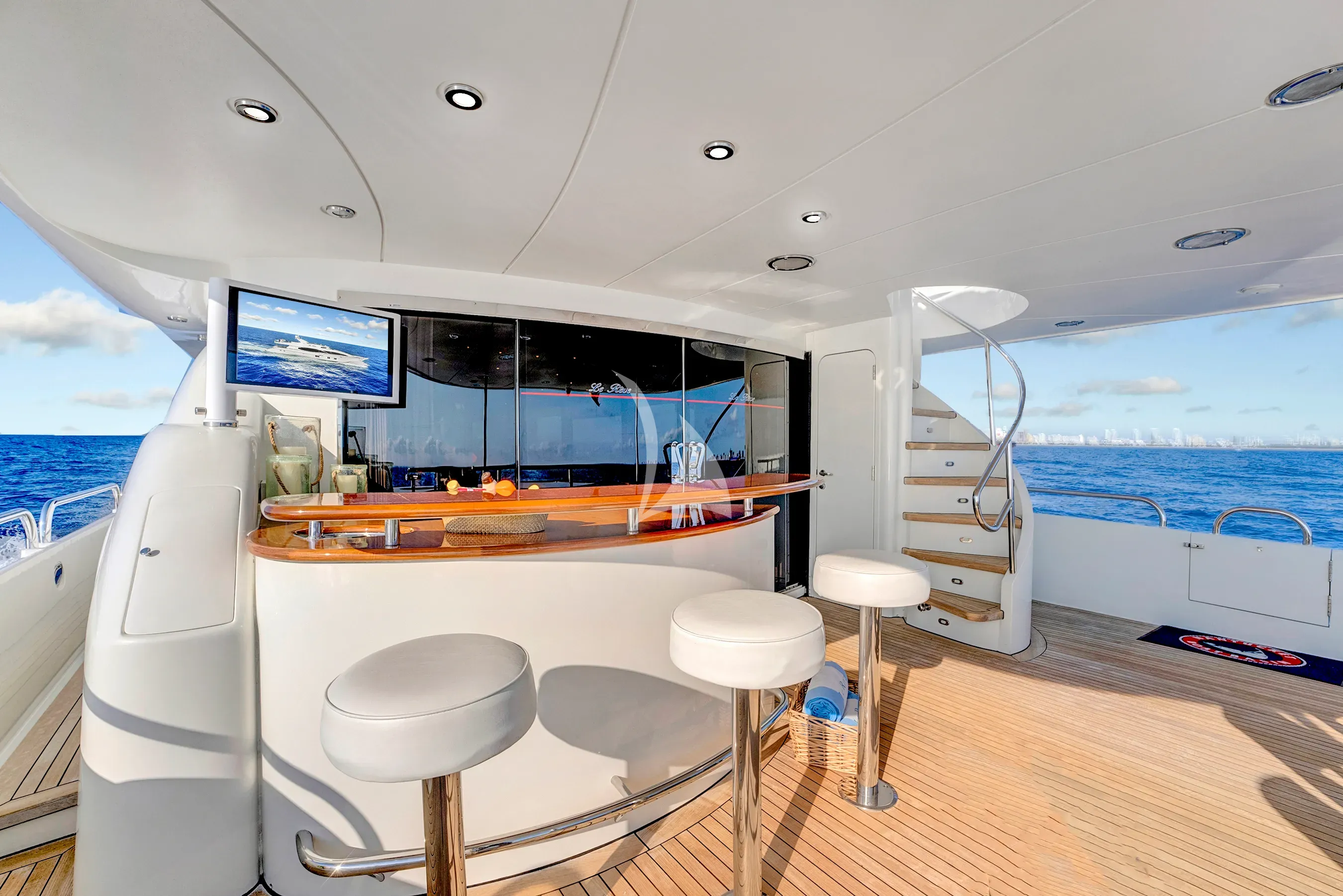 LE REVE – Exterior