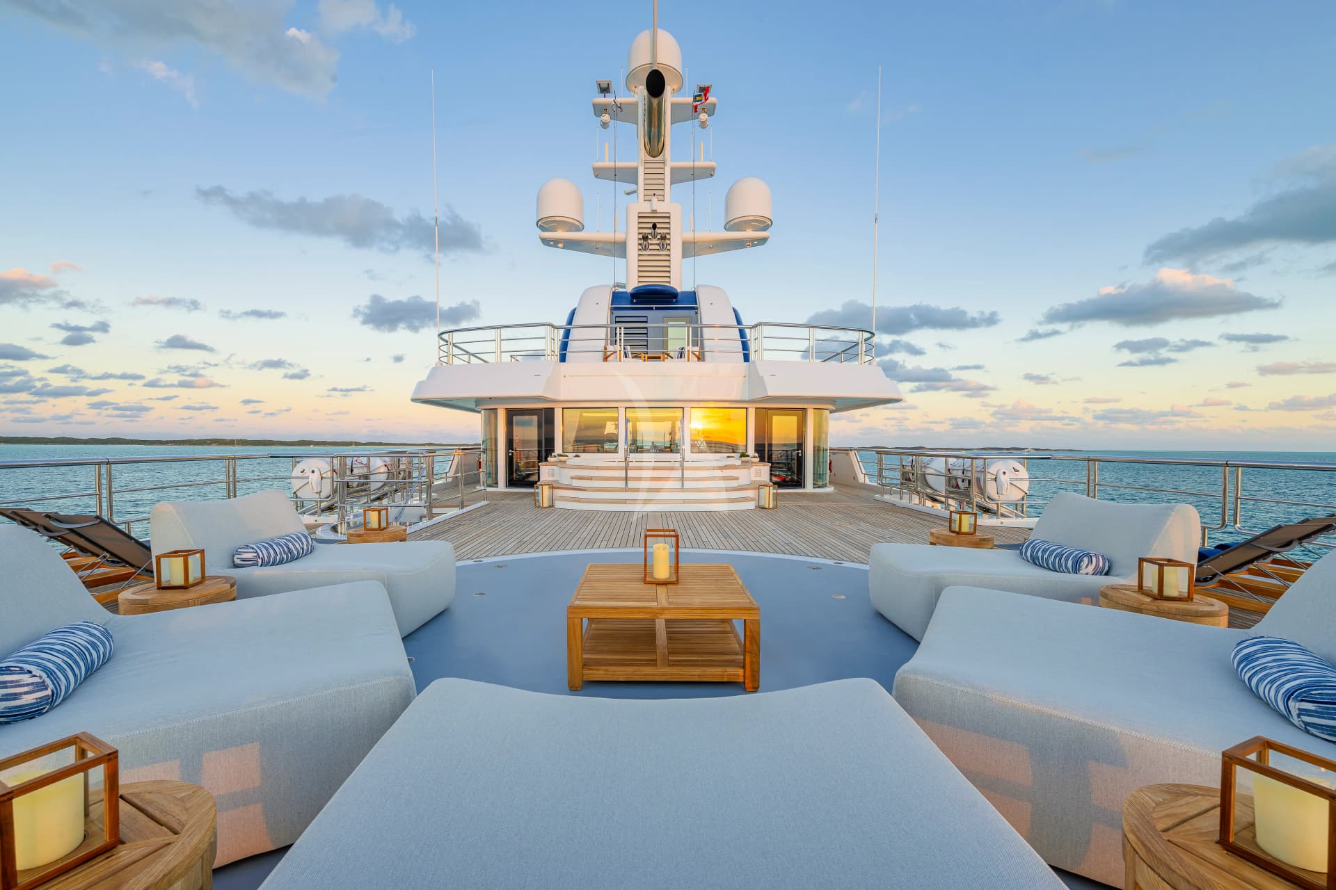 HUNTRESS – Exterior