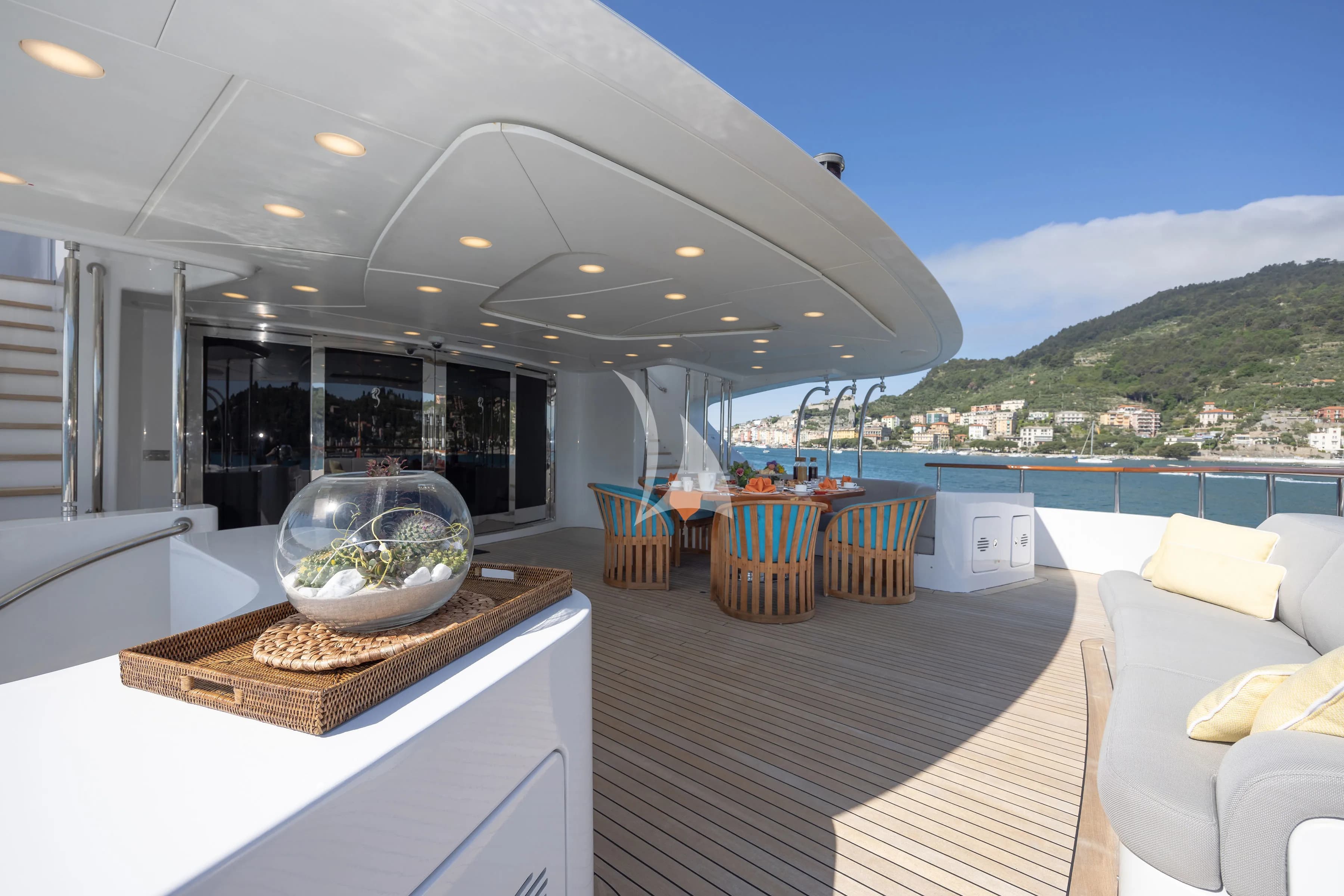 HOLIDAY – Exterior