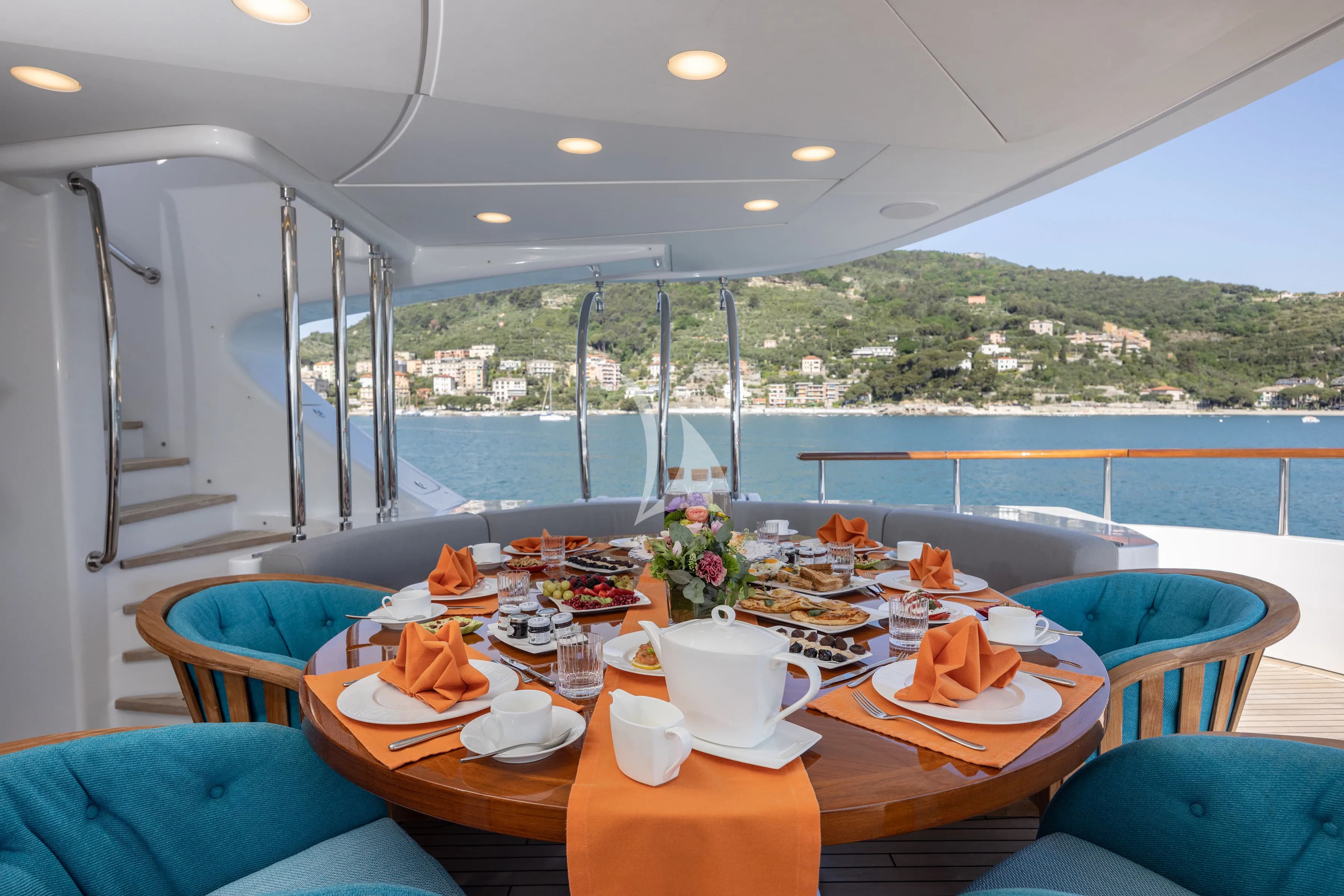 HOLIDAY – Exterior