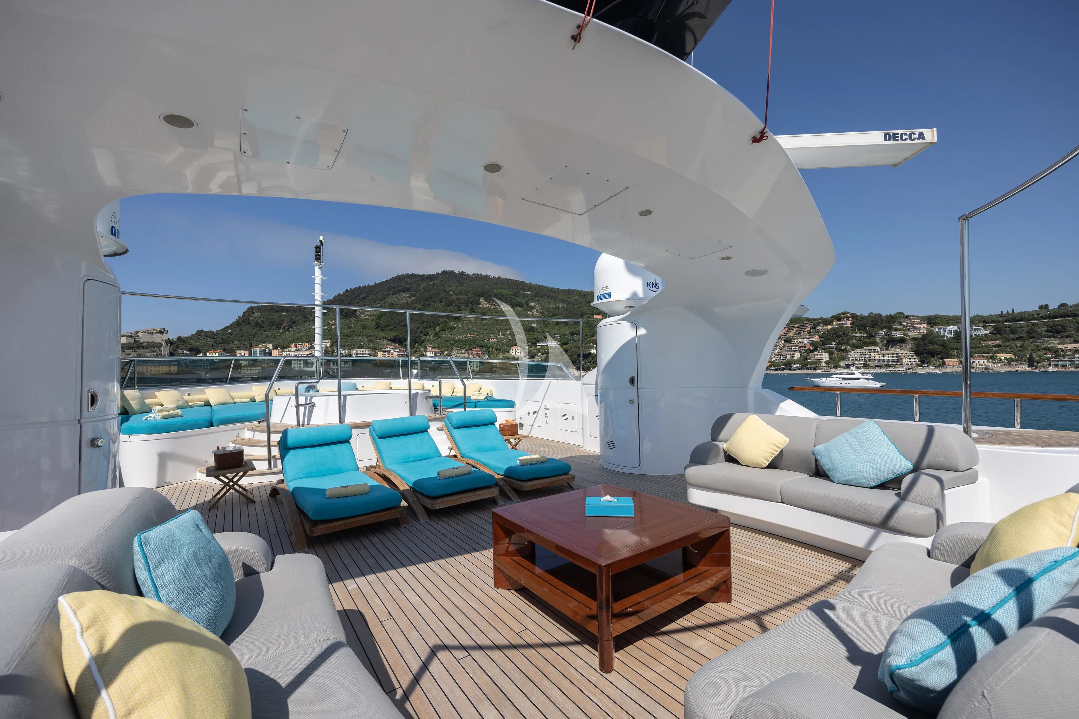 HOLIDAY – Exterior