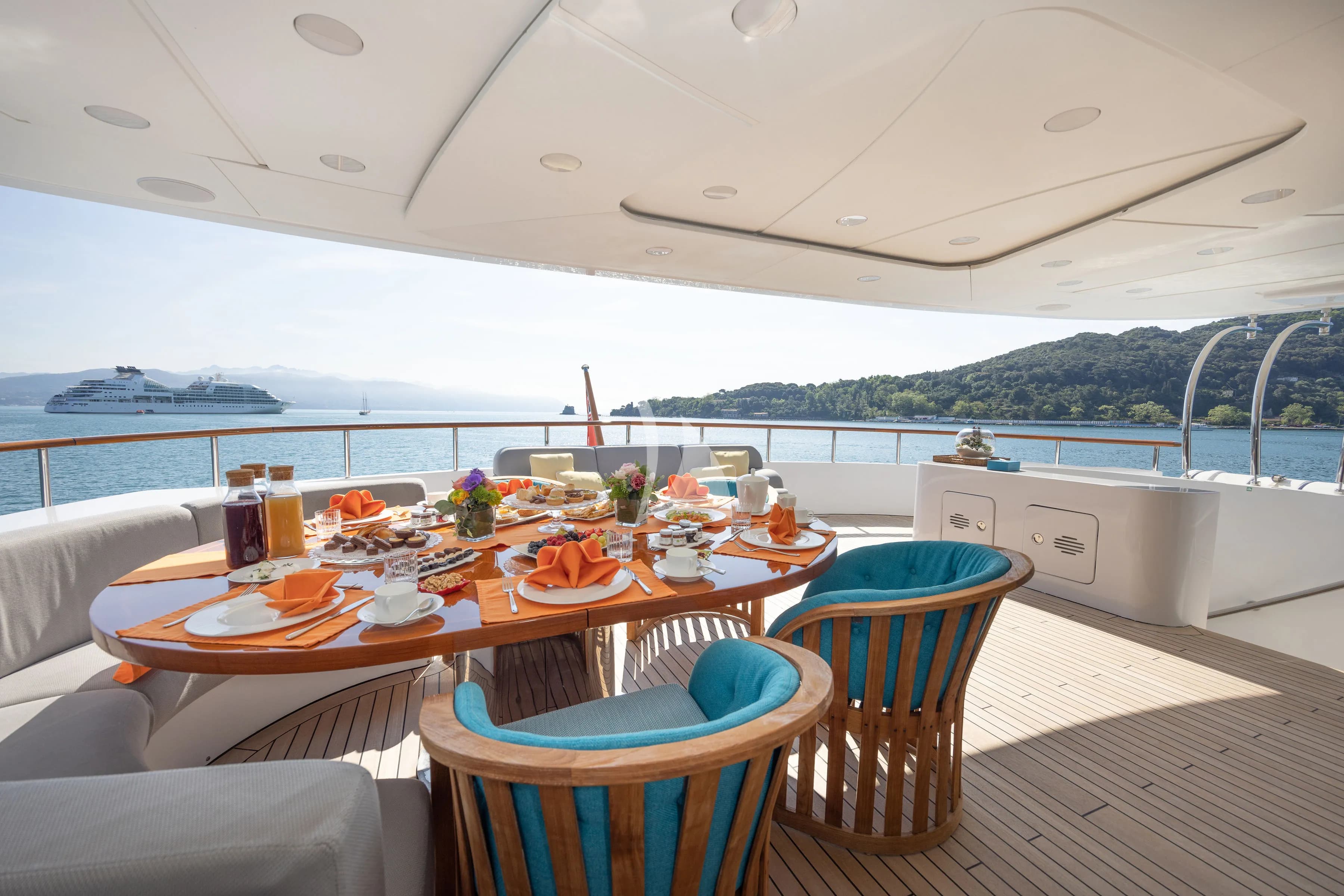 HOLIDAY – Exterior