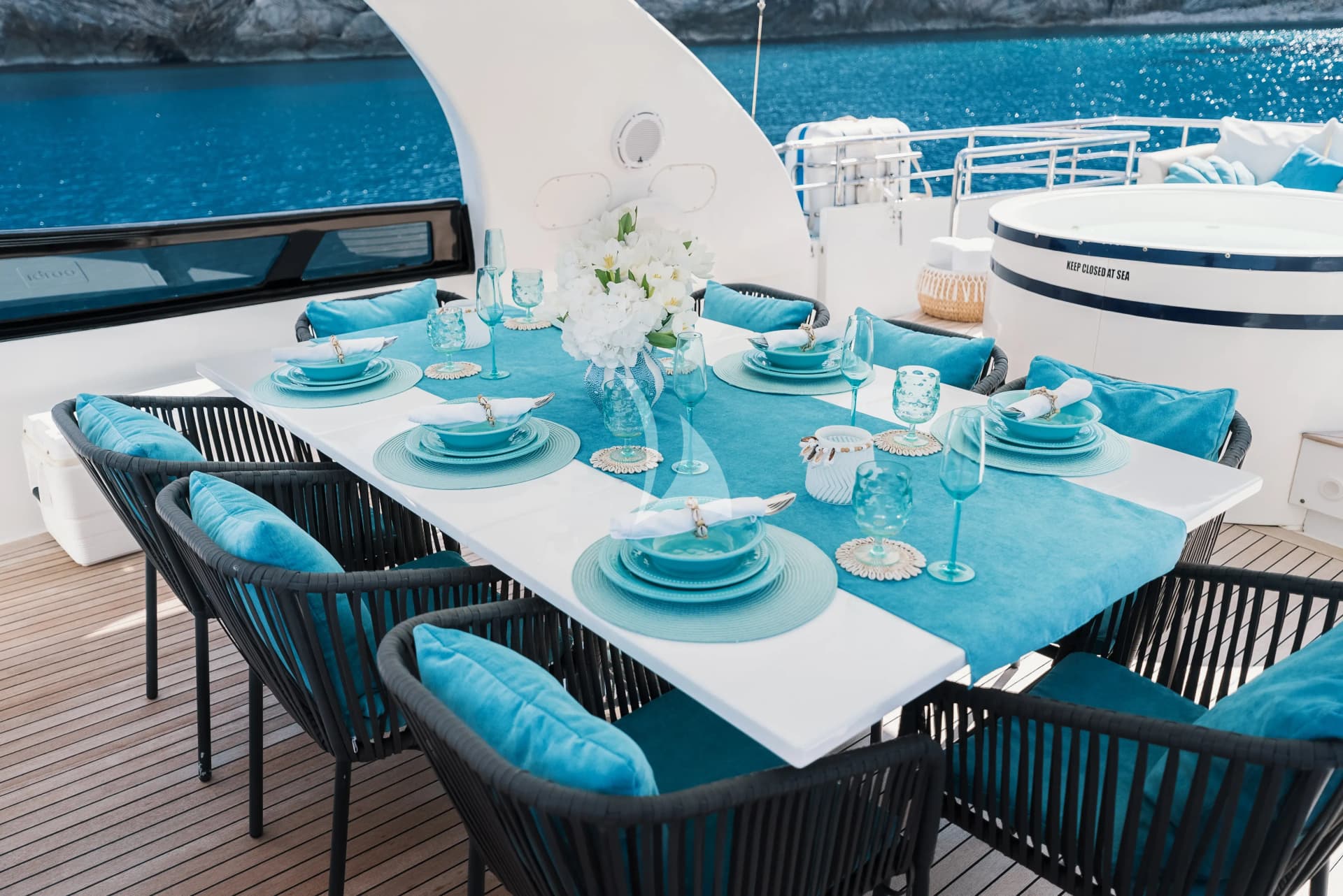 LADY KC – Exterior