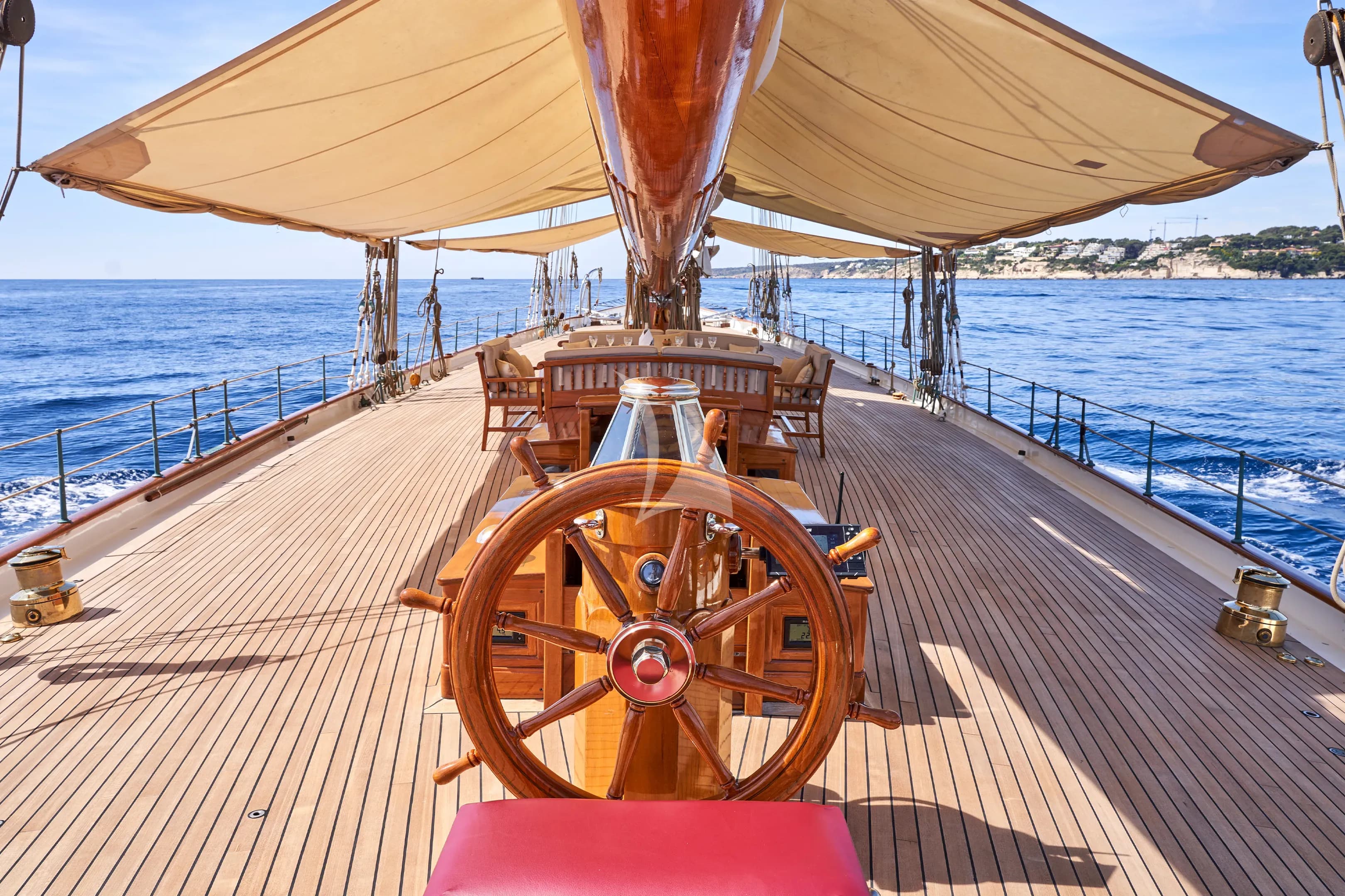 ELENA of LONDON – Exterior
