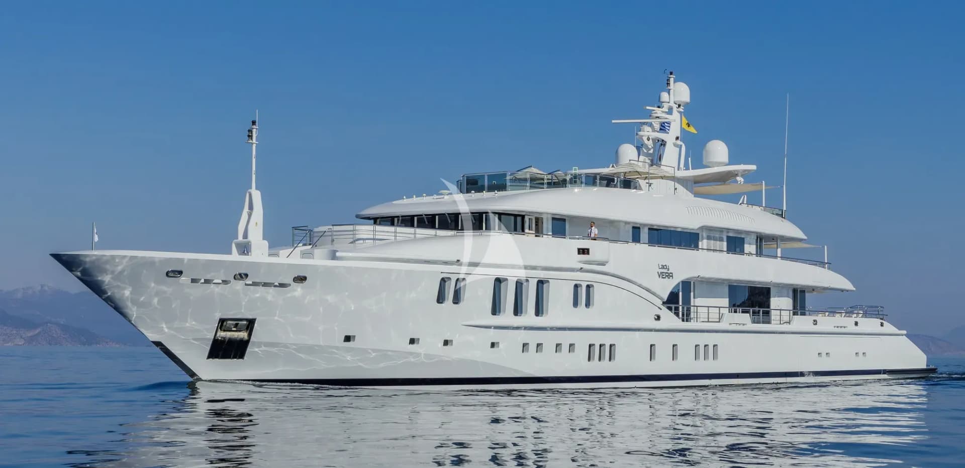 LADY VERA – Exterior