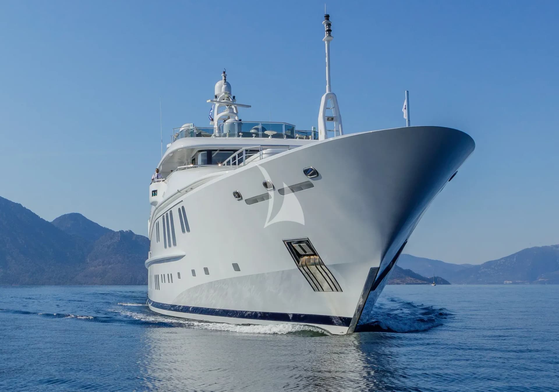 LADY VERA – Exterior