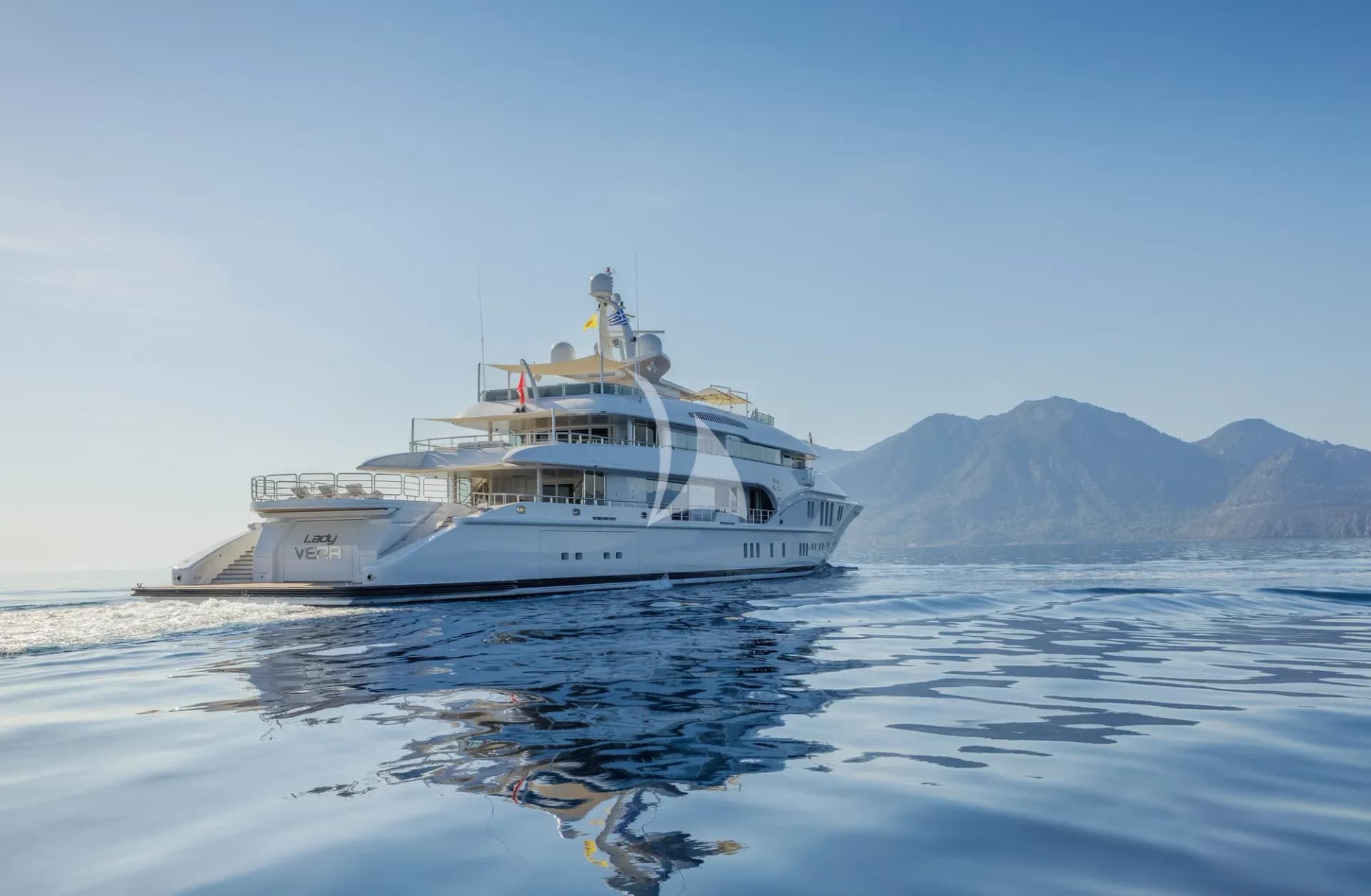 LADY VERA – Exterior