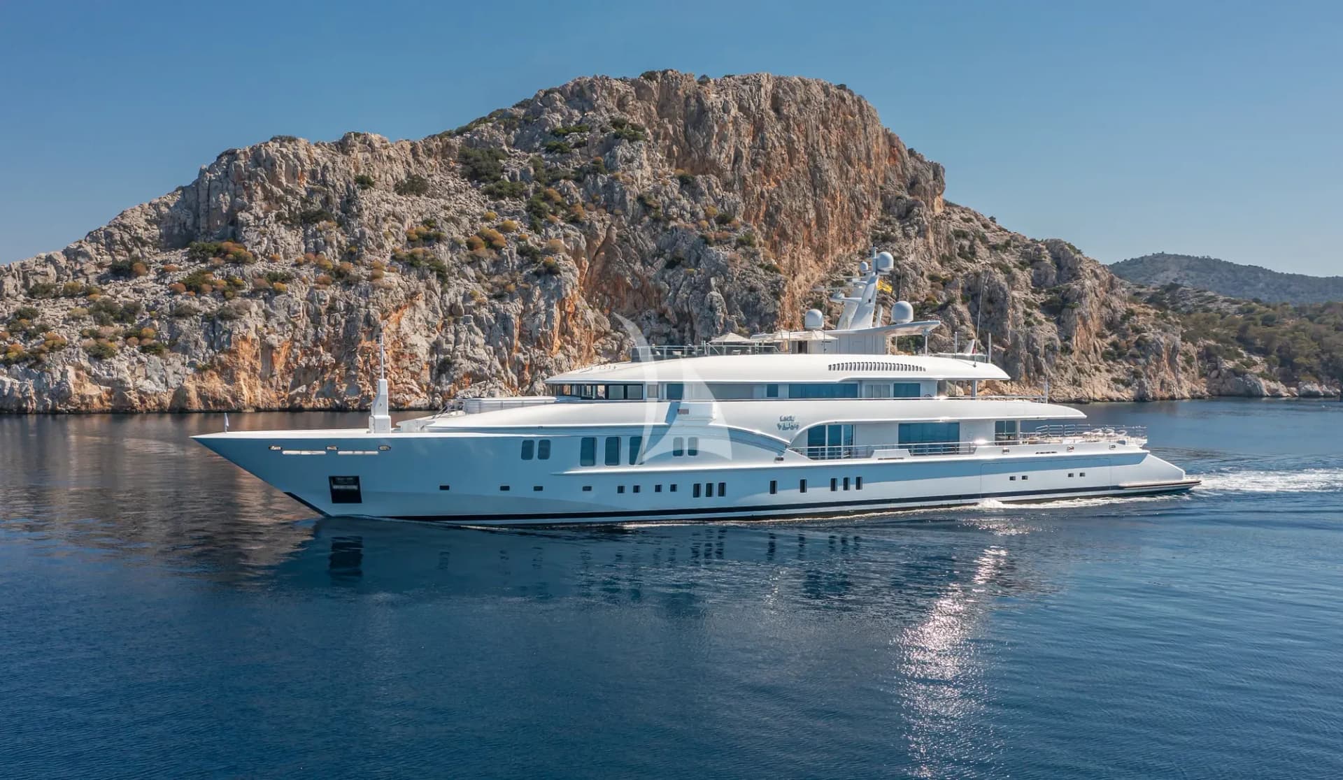 LADY VERA – Exterior