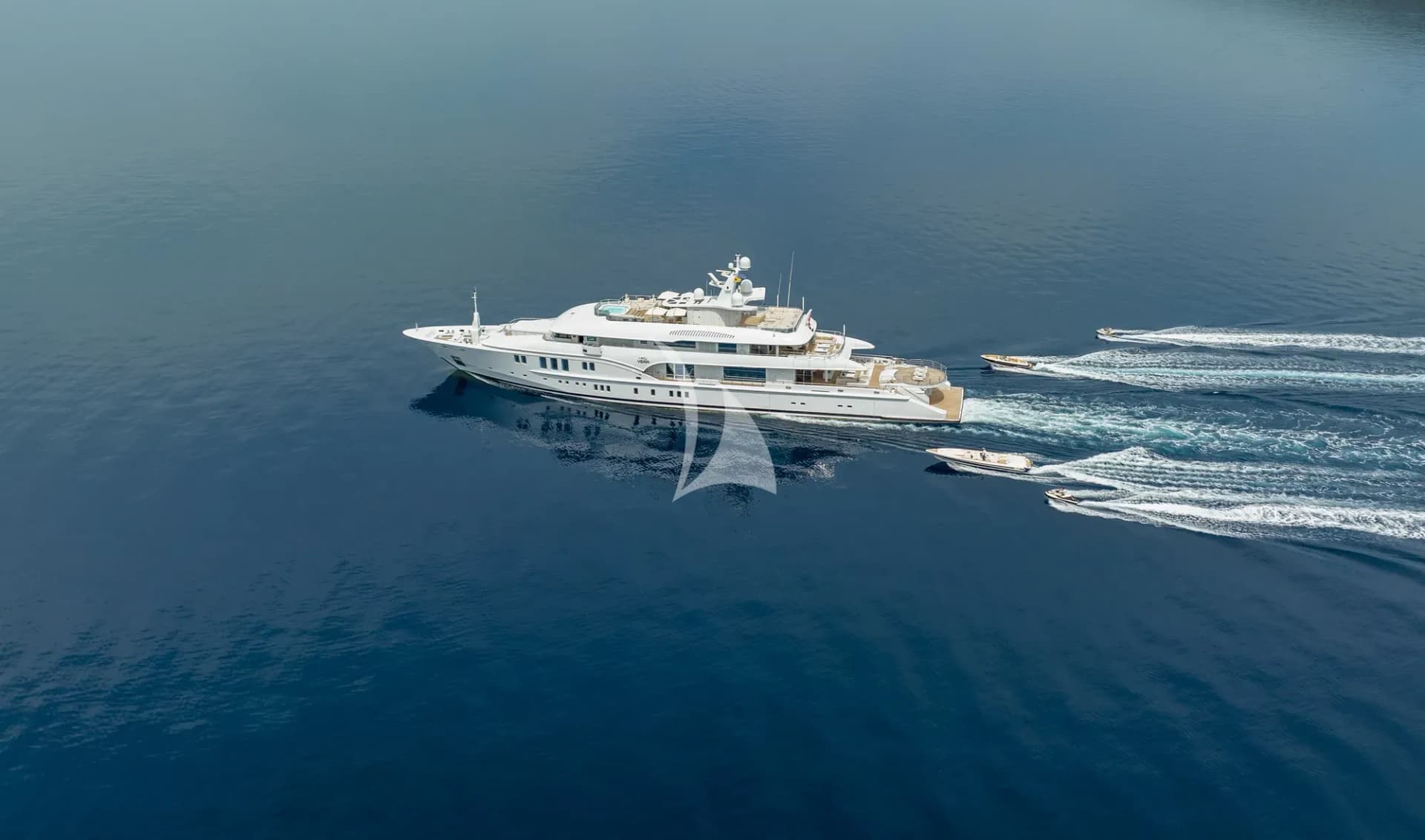 LADY VERA – Exterior