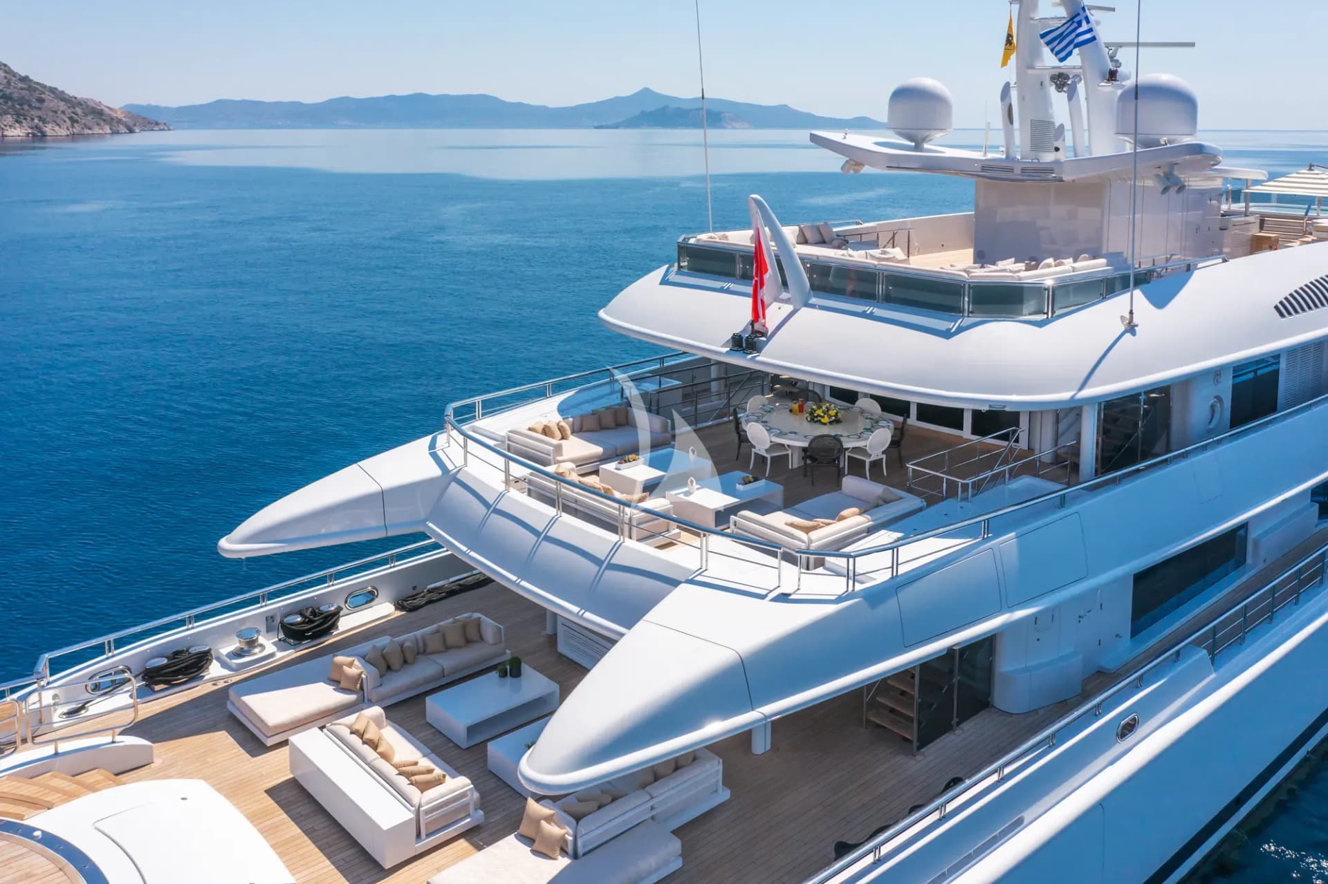 LADY VERA – Exterior