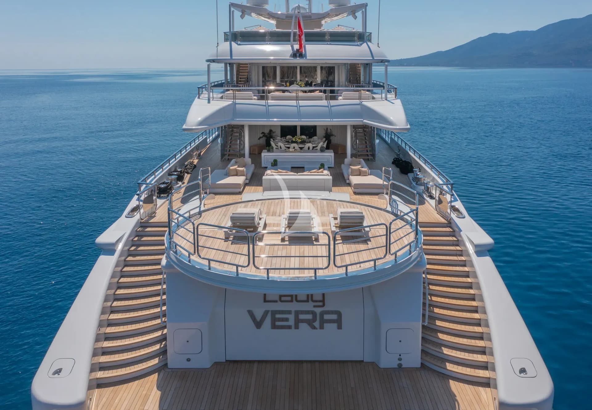 LADY VERA – Exterior