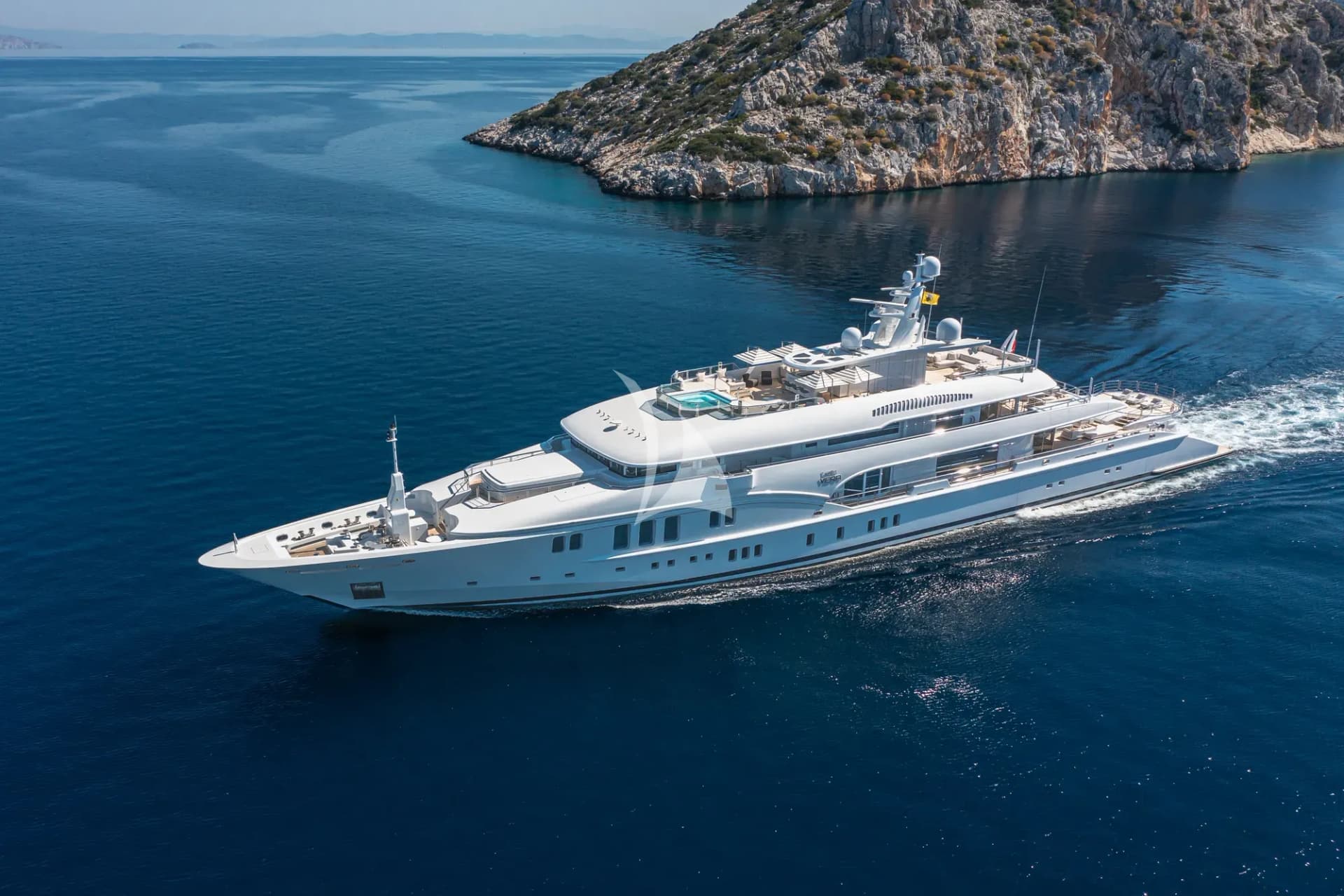 LADY VERA – Exterior