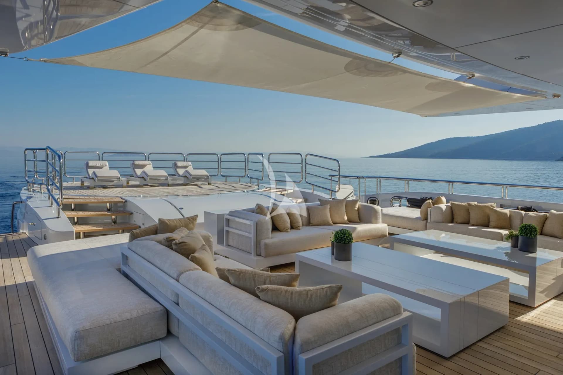 LADY VERA – Exterior