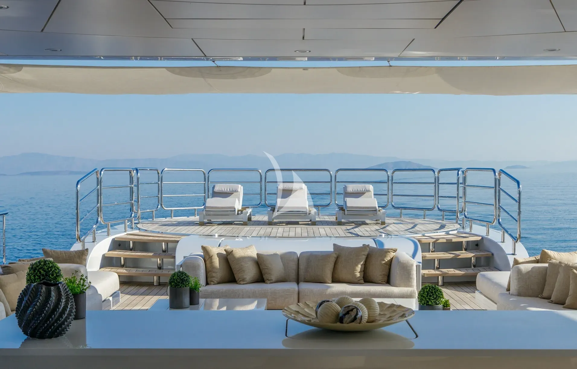 LADY VERA – Exterior