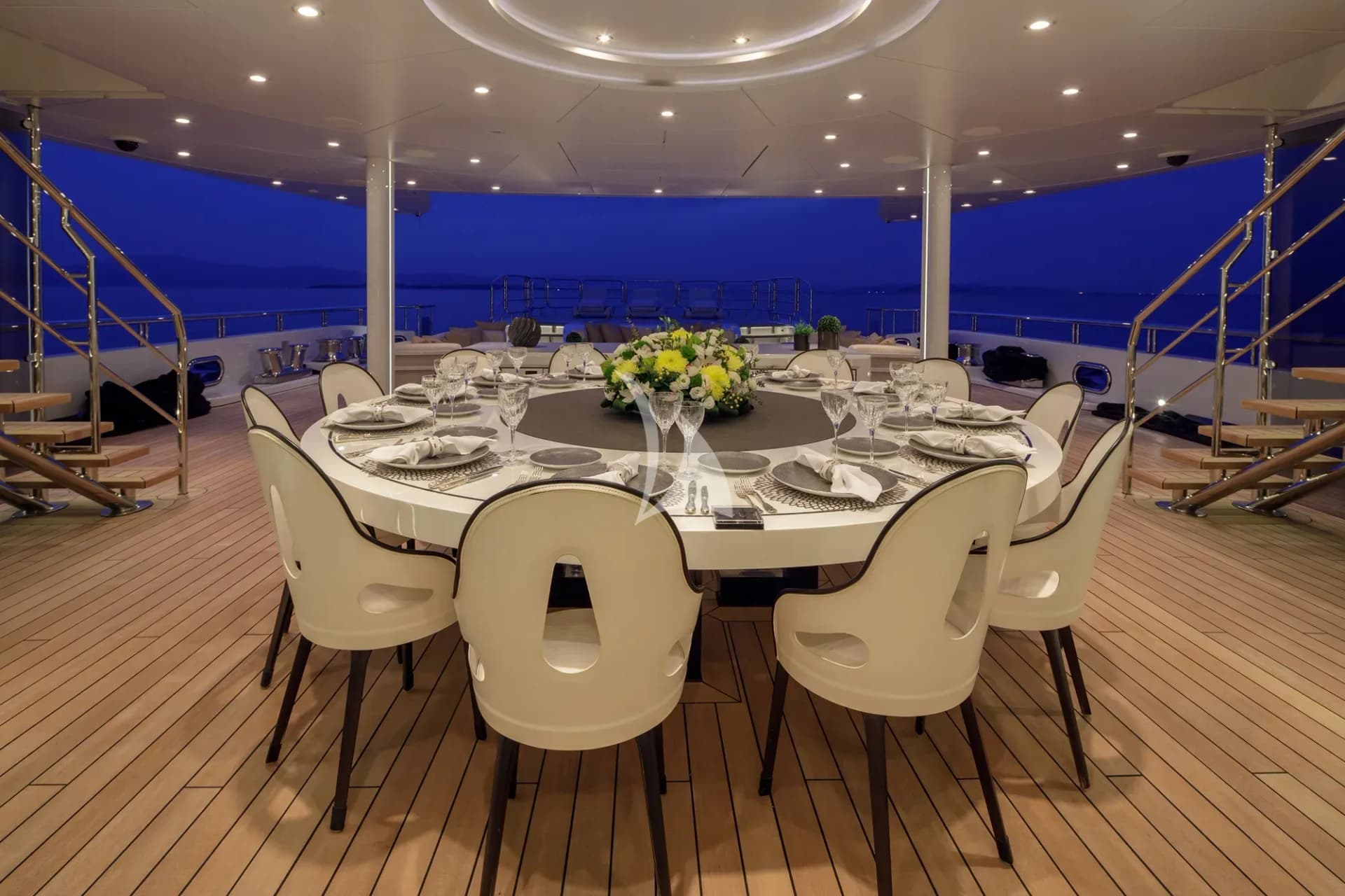 LADY VERA – Exterior