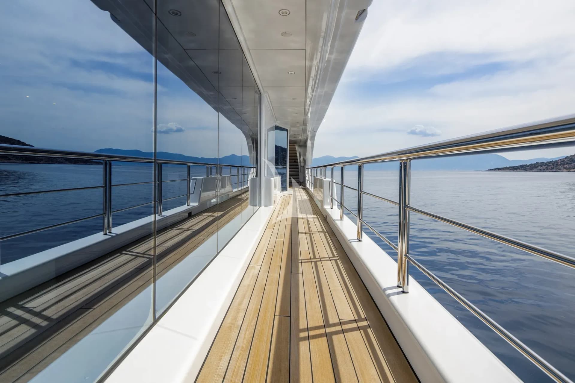 LADY VERA – Exterior