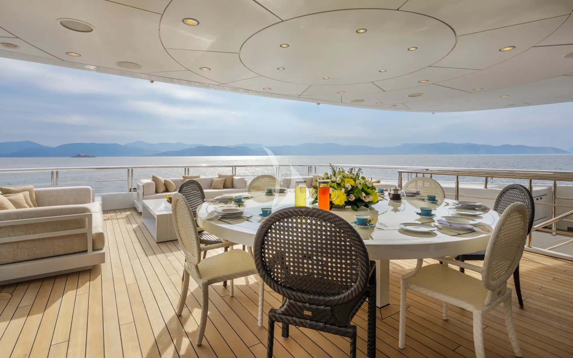 LADY VERA – Exterior
