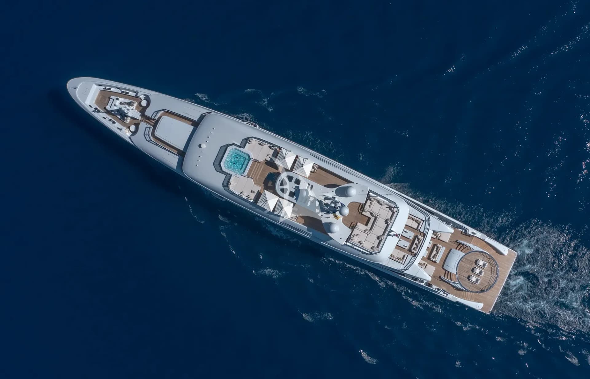 LADY VERA – Exterior