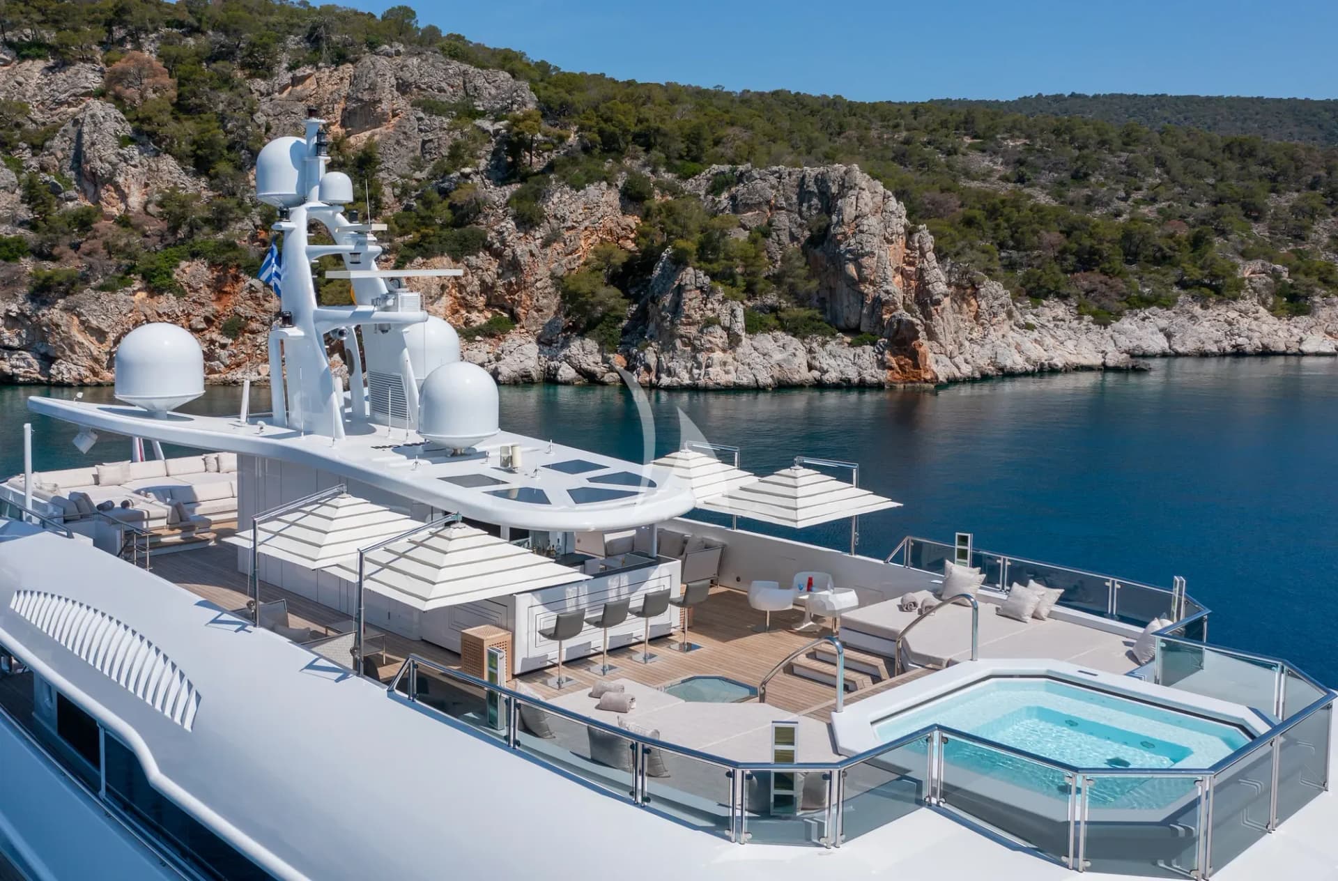 LADY VERA – Exterior