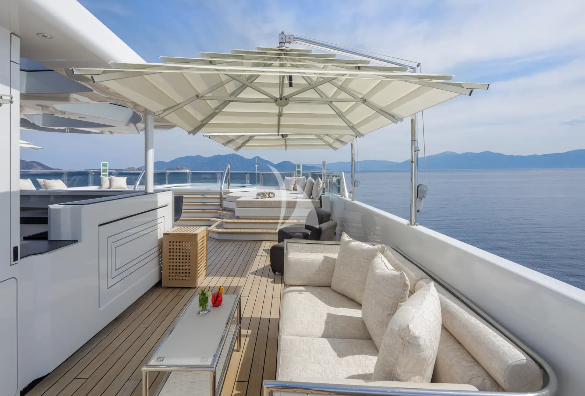 LADY VERA – Exterior