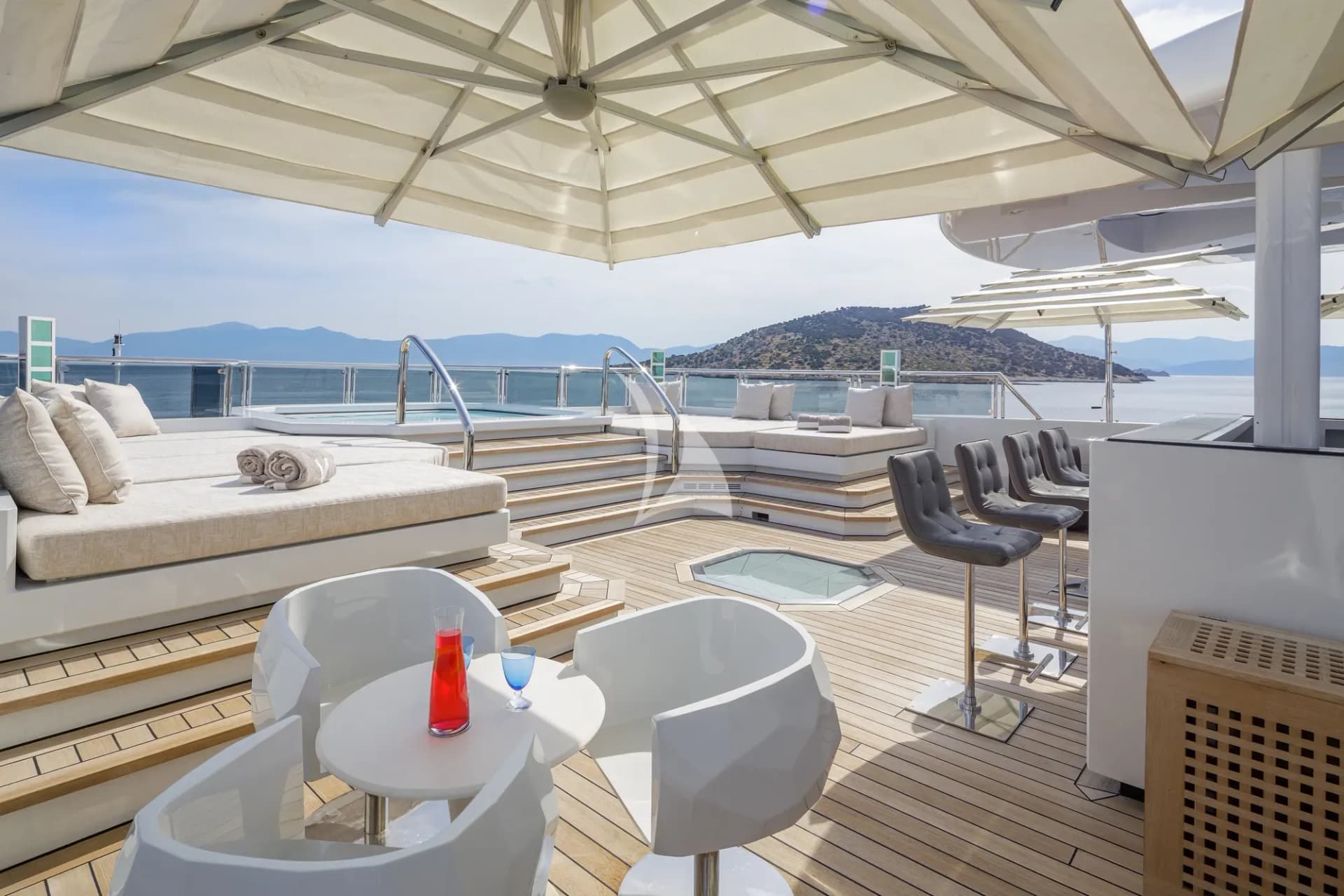 LADY VERA – Exterior