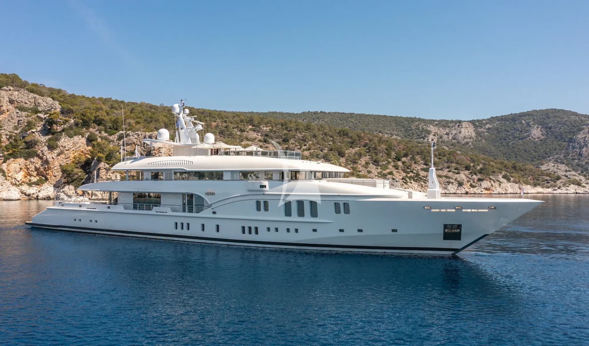 LADY VERA – Exterior