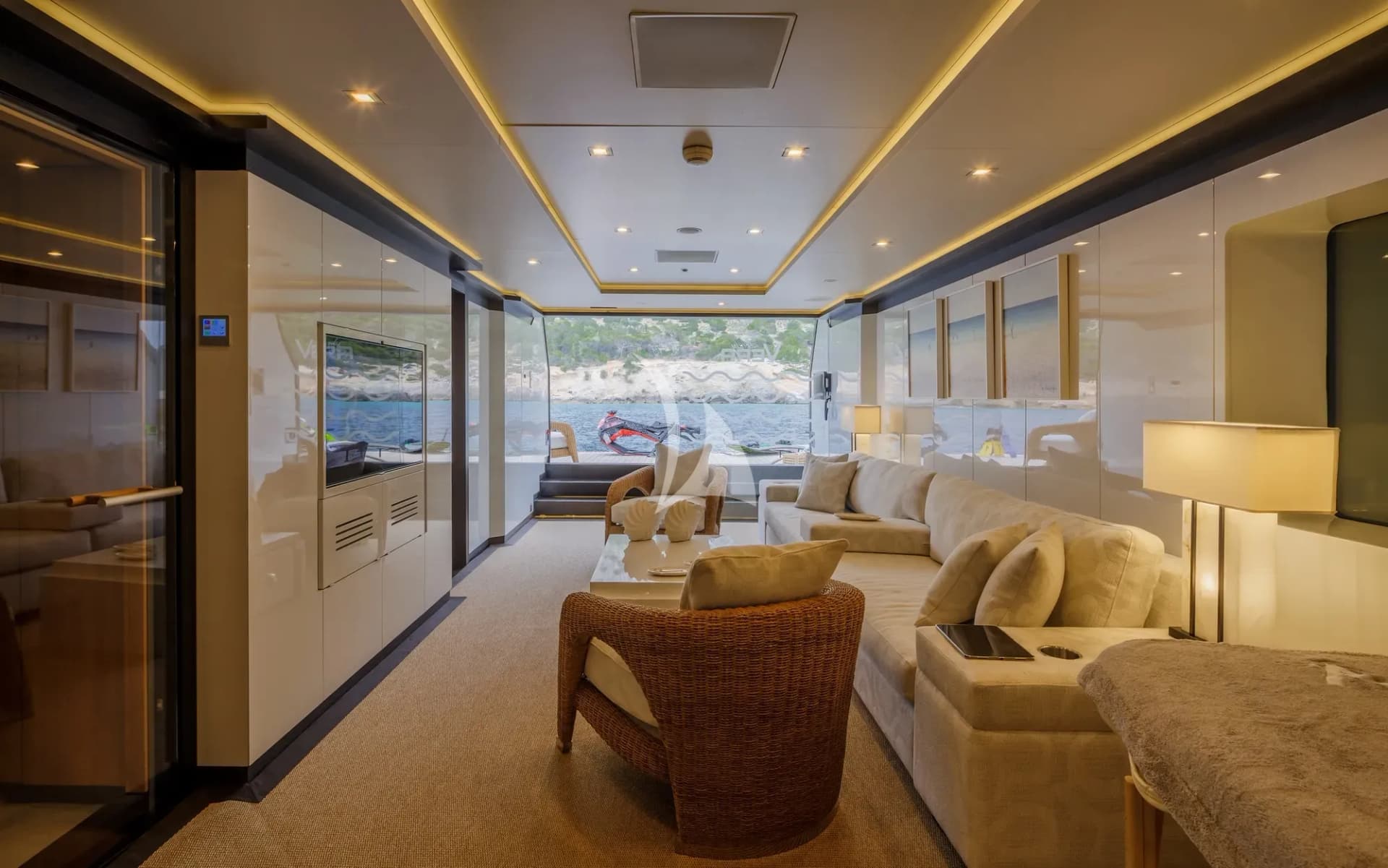 LADY VERA – Exterior