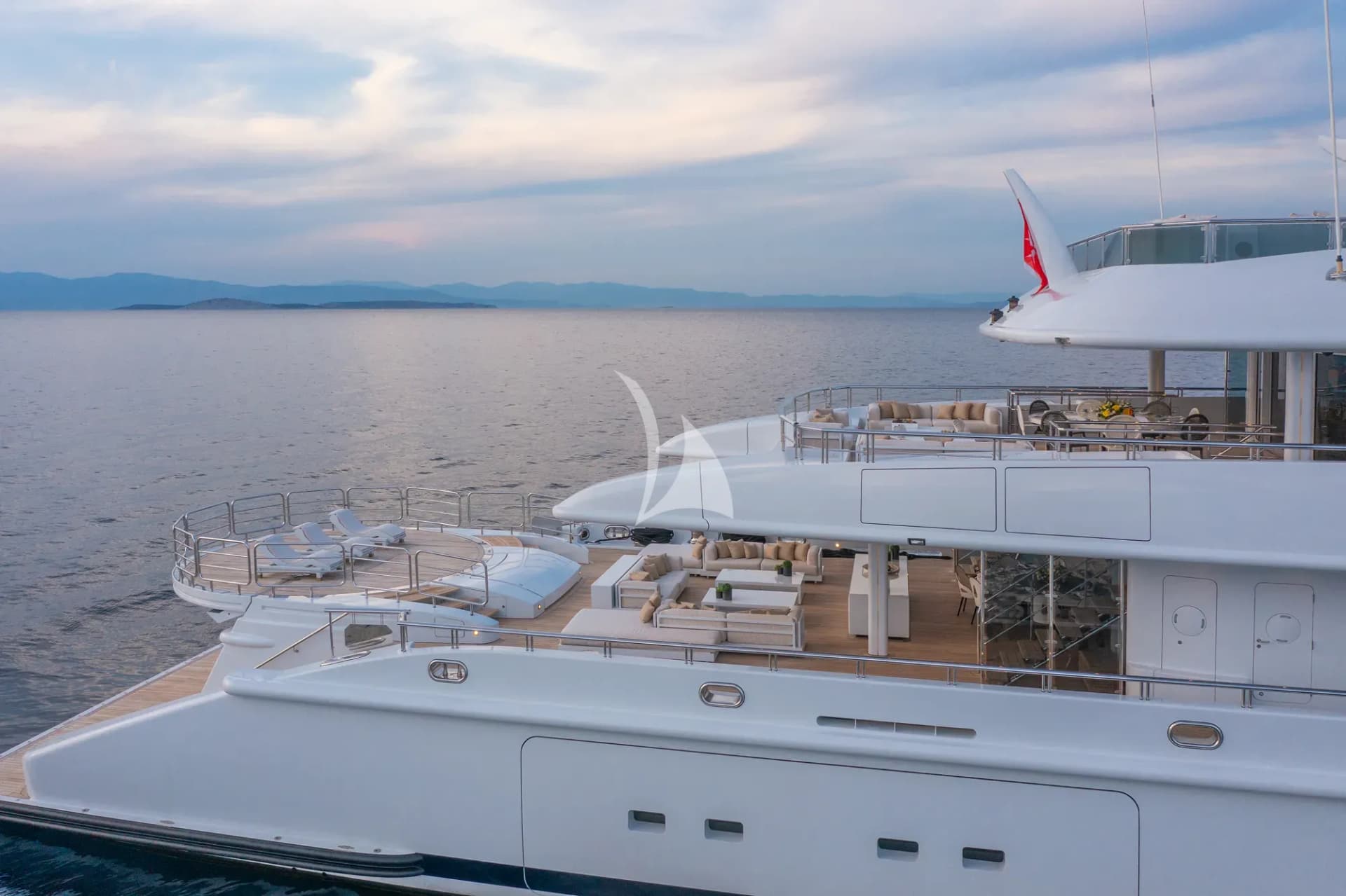 LADY VERA – Exterior