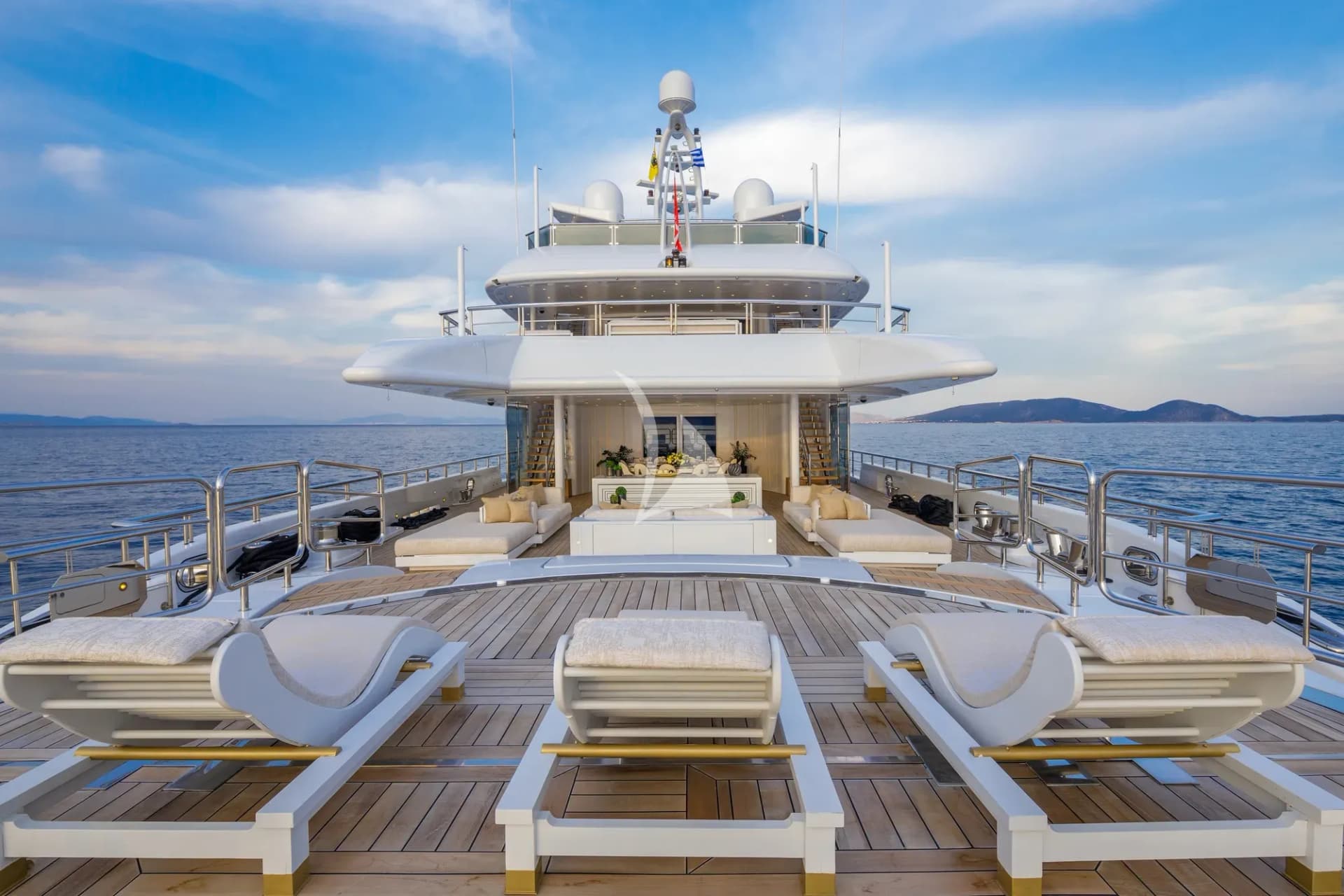 LADY VERA – Exterior
