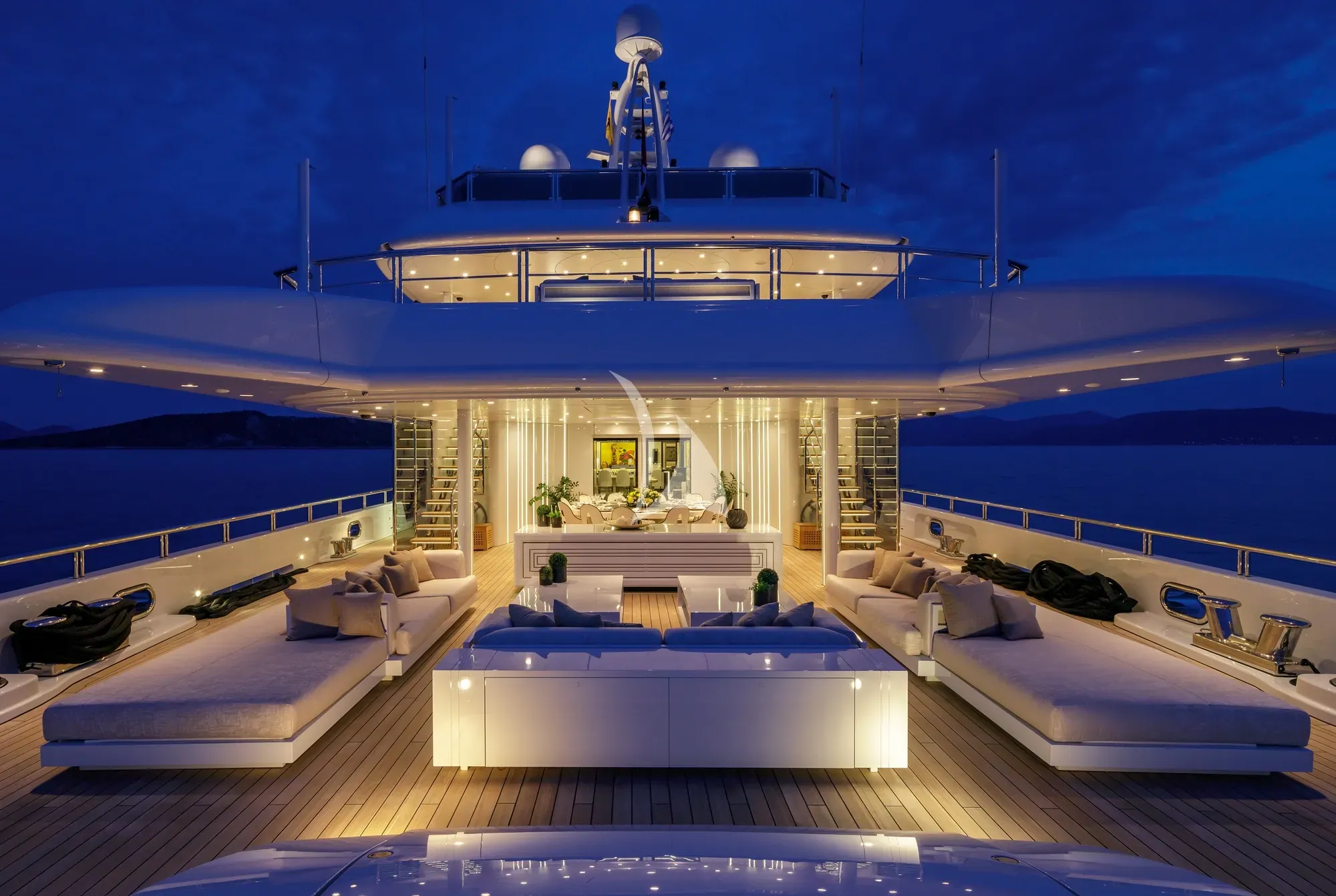 LADY VERA – Exterior