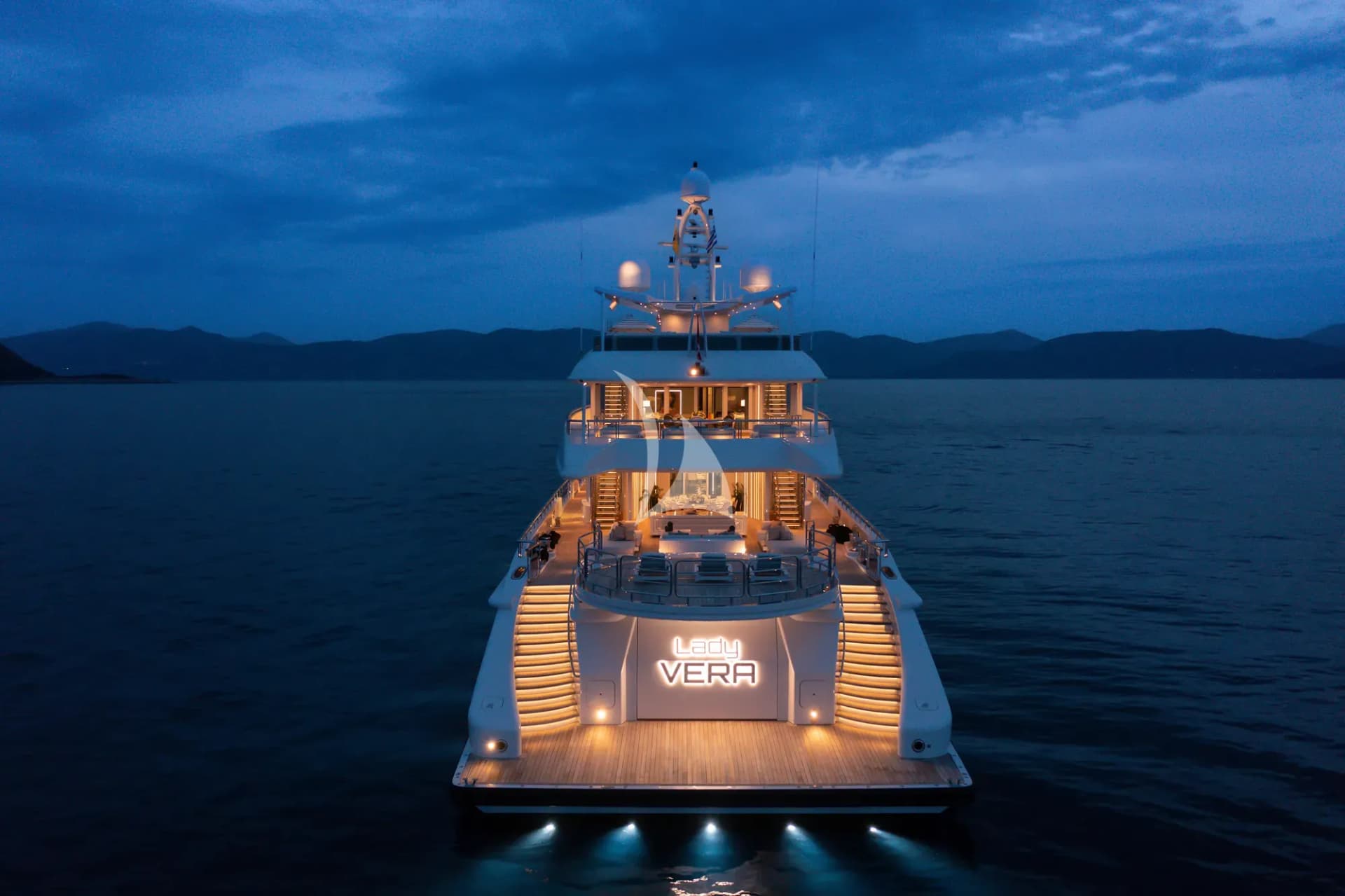 LADY VERA – Exterior