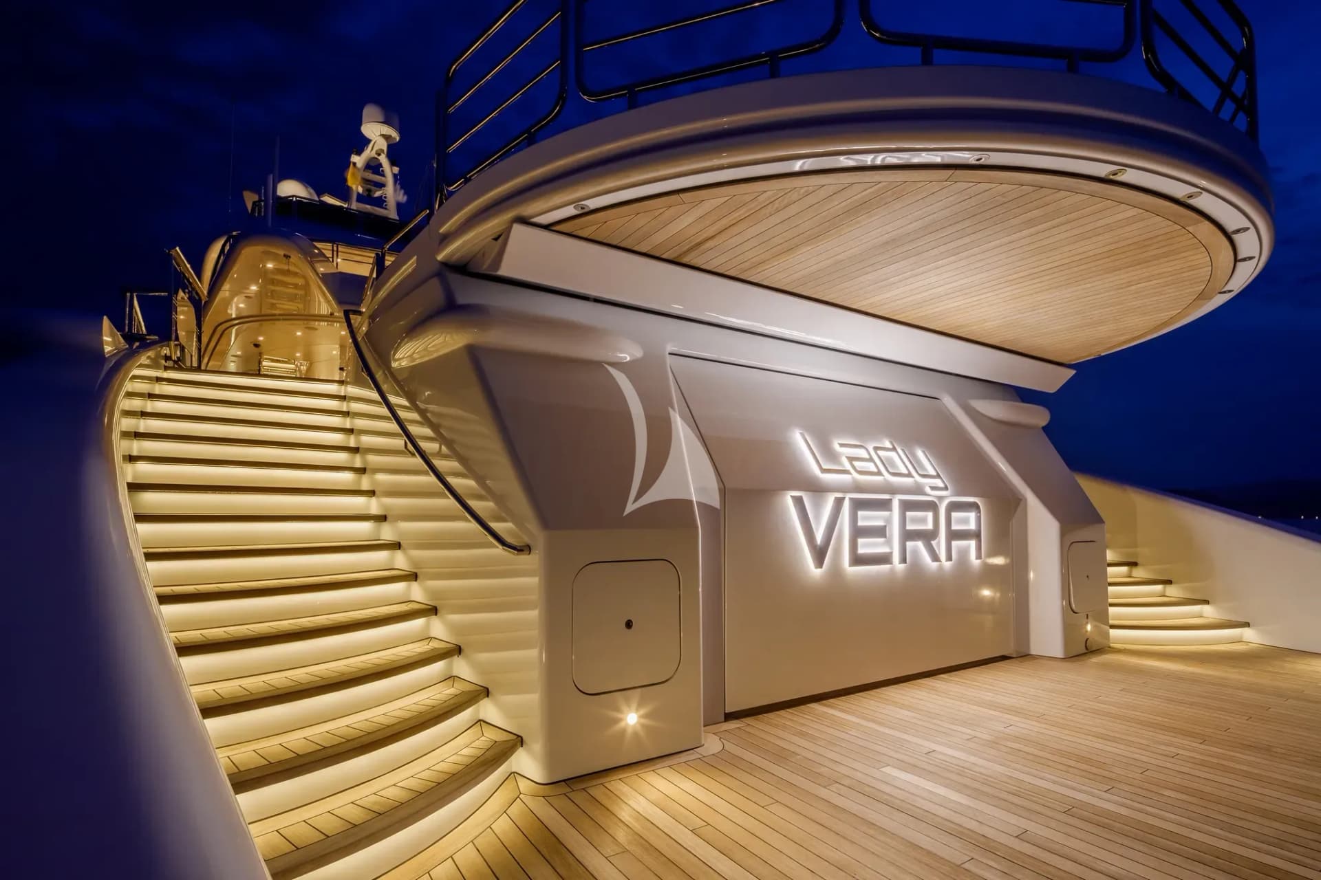 LADY VERA – Exterior