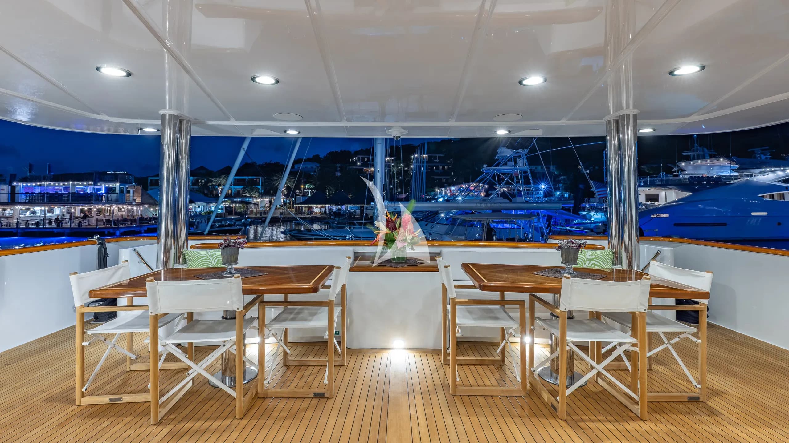 KING OF FUN – Exterior
