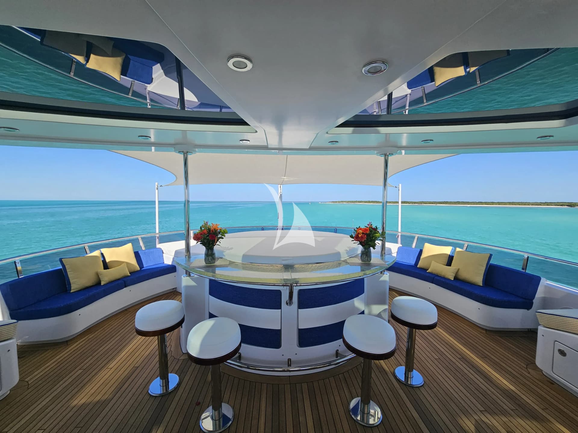 KING OF FUN – Exterior