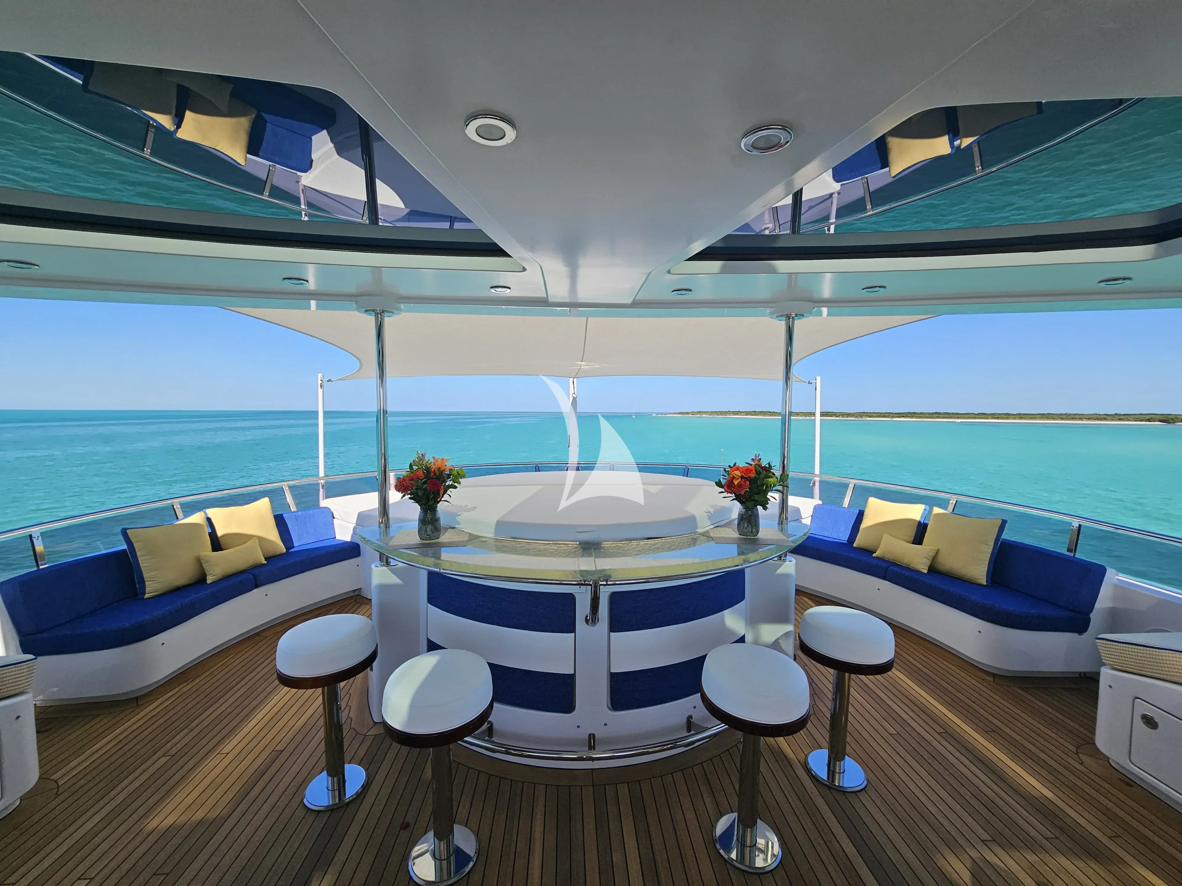 KING OF FUN – Exterior